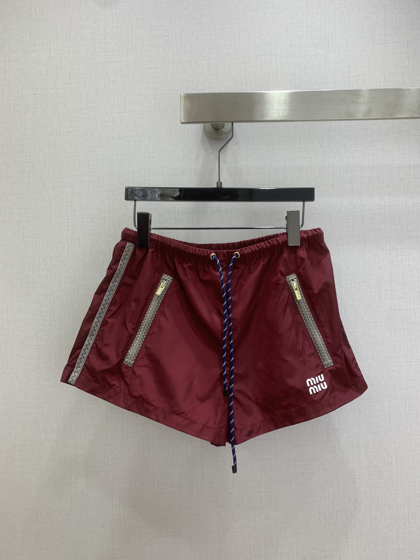 NO:708210,Highly recommended MiU* 2026 early spring new style drawstring zipper pocket shorts. Full series of technical and functional style are shipped. The M family's single products have always been particularly powerful in dressing functions. This can be matched with any combination to create a taller and slimmer upper body effect, with a handsome and casual American high street temperament!  Highly recommended for self-retention!  Breathable and silky, single-layer fabric, cold-feeling technical fabric, creating a naked and comfortable feel. The most indispensable one. The quality of workmanship depends on the details. One color SML code. High-quality AB,,miumiu,shorts,19860909强烈推荐 MiU*2026早春新款 抽绳拉链口袋短裤 科技机能风全系列出货 M家的单品穿搭功能一直是特别强大 这款任意搭配 打造显高显瘦的上身效果,美式高街帅气随性气质！强烈推荐自留款！透气丝滑 单层面料 冰凉感科技面料 打造裸感舒适 最最不可或缺的一款 做工品质看细节 一个色 SML码 高品质AB,,miumiu,shorts,,Women's clothing
