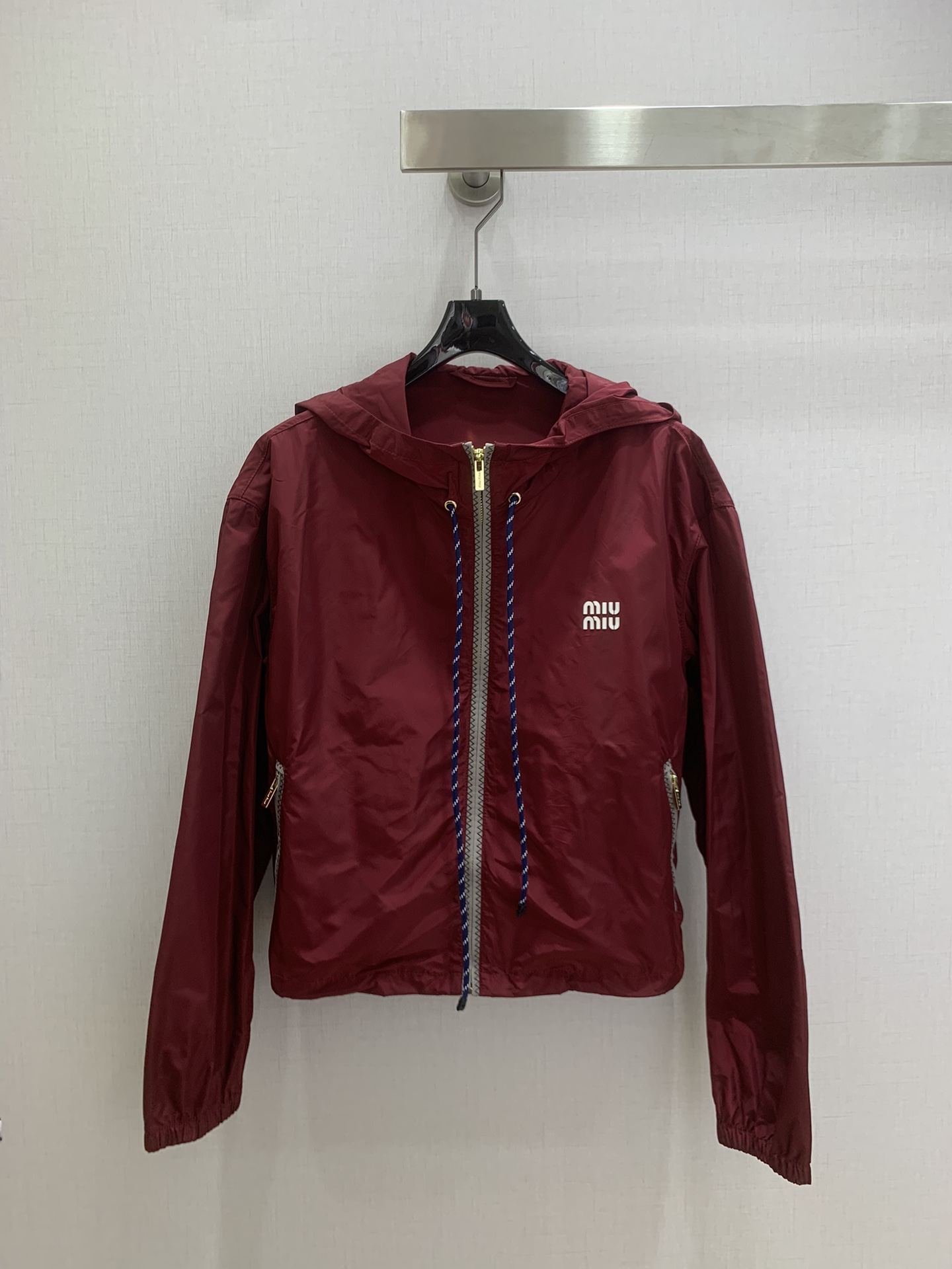 NO:708205,Highly recommended MIU* 2026 new early spring hooded zipper drawstring jacket. Full range of technical and functional style is shipped. M's single products have always been particularly powerful in dressing functions. This can be matched with any combination to create a taller and slimmer upper body effect, with a handsome and casual American high street temperament!  Highly recommended for self-retention!  Imported marine renewable technical fabric, fiber nylon, breathable and silky, single layer fabric, cool feeling technical fabric, creates naked feeling and comfort, the most indispensable one, multi-functional and can be used as sun protection clothing, physical sun protection is more practical, workmanship quality depends on the details, one color SML code, high quality AB,,miumiu,jackets & coats,hats,19860909强烈推荐 MIU*2026早春新款 连帽拉链抽绳外套 科技机能风全系列出货 M家的单品穿搭功能一直是特别强大 这款任意搭配 打造显高显瘦的上身效果,美式高街帅气随性气质！强烈推荐自留款！进口海洋可再生科技面料 纤维尼龙 透气丝滑 单层面料 冰凉感科技面料 打造裸感舒适 最最不可或缺的一款 多功能可当防晒服 物理防晒更实际 做工品质看细节 一个色 SML码 高品质AB,,miumiu,jackets & coats,hats,,Women's clothing