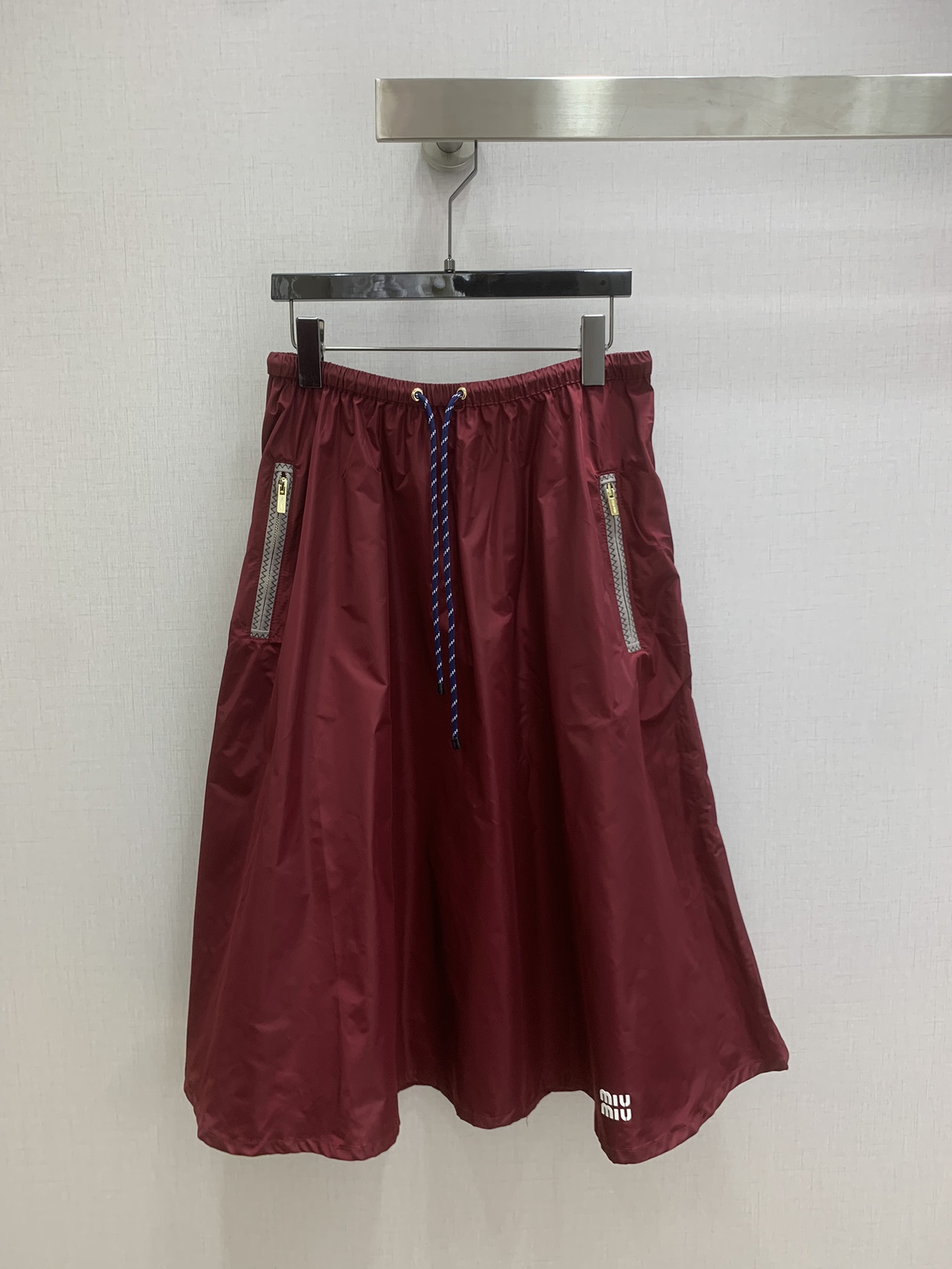 NO:708201,Highly recommended MIU* 2026 early spring new drawstring zipper pocket long skirt, full range of technical and functional styles are shipped. The M family's single products have always been particularly powerful in dressing functions. This can be matched with any one to create a taller and slimmer upper body effect, with a handsome and casual American high street temperament!  Highly recommended for self-retention!  Breathable and silky, single-layer fabric, cold-feeling technical fabric, creating a naked and comfortable feel. The most indispensable one. The quality of workmanship depends on the details. One color SML code. High-quality ABC,,miumiu,skirts,19860909强烈推荐 MIU*2026早春新款 抽绳拉链口袋长半裙 科技机能风全系列出货 M家的单品穿搭功能一直是特别强大 这款任意搭配 打造显高显瘦的上身效果,美式高街帅气随性气质！强烈推荐自留款！透气丝滑 单层面料 冰凉感科技面料 打造裸感舒适 最最不可或缺的一款 做工品质看细节 一个色 SML码 高品质ABC,,miumiu,skirts,,Women's clothing