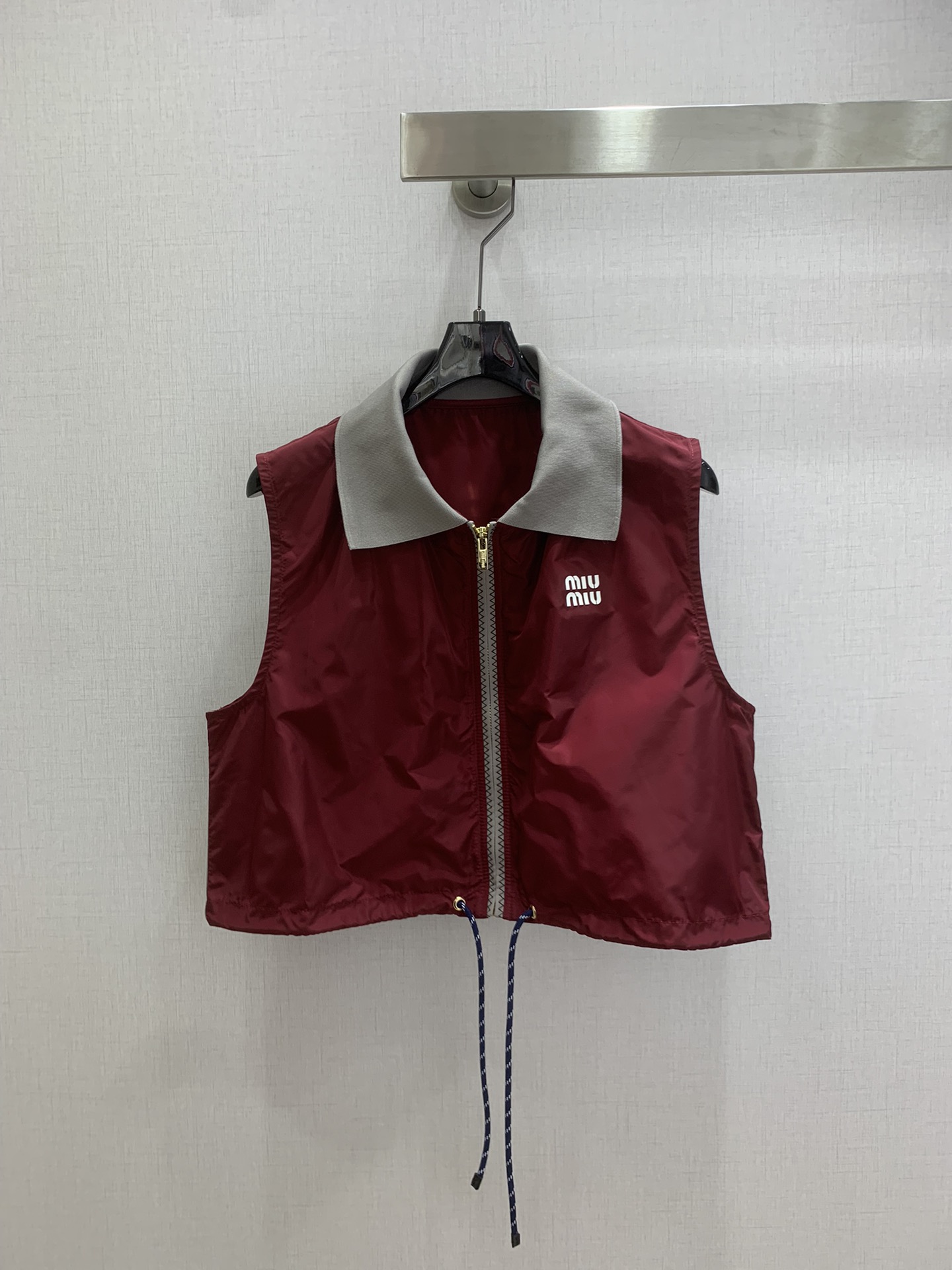 NO:708198,Highly recommended MIU* 2026 early spring new sleeveless zipper vest top. Full range of technical and functional style is shipped. M's single products have always been particularly powerful in dressing functions. This can be matched with any one to create a taller and slimmer upper body effect, with a handsome and casual American high street temperament!  Highly recommended for self-retention!  Breathable and silky, single-layer fabric, cold-feeling technical fabric, creating a naked and comfortable feeling. The most indispensable one. The quality of workmanship depends on the details. One color SML code. High-quality ABC,,miumiu,19860909强烈推荐 MIU*2026早春新款 无袖拉链马甲上衣 科技机能风全系列出货 M家的单品穿搭功能一直是特别强大 这款任意搭配 打造显高显瘦的上身效果,美式高街帅气随性气质！强烈推荐自留款！透气丝滑 单层面料 冰凉感科技面料 打造裸感舒适 最最不可或缺的一款 做工品质看细节 一个色 SML码 高品质ABC,,miumiu,,Women's clothing