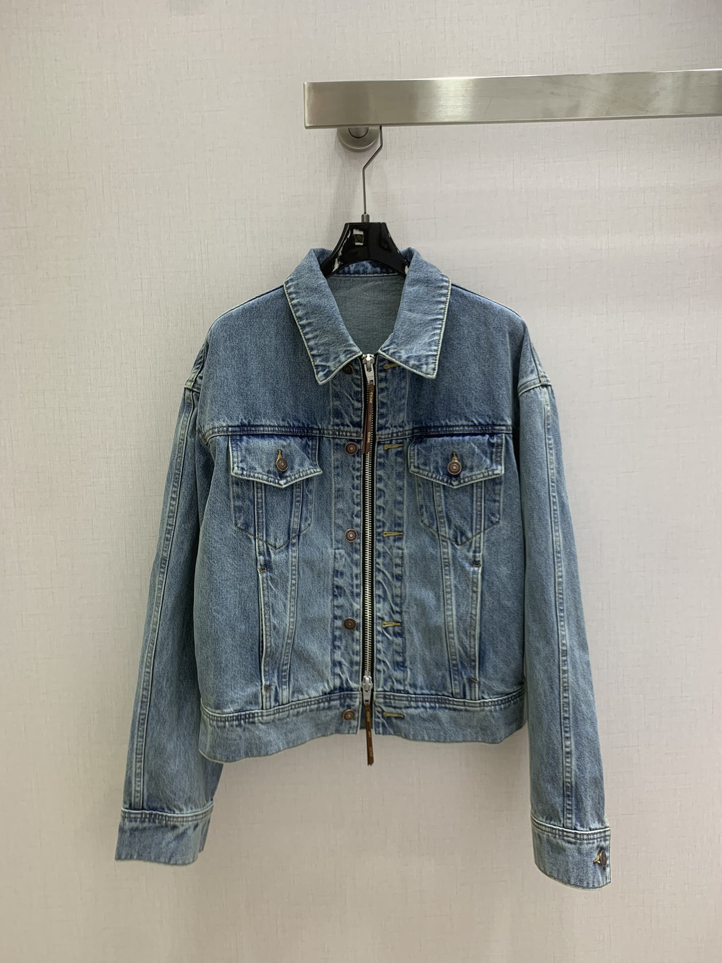 NO:709610,Highly recommended for the early spring of 26, the new lapel denim zipper jacket is produced in the high-end series ~ super fashionable new denim denim. The upper body is cool and sassy with a unique color tone. The texture is fine, the cotton feels natural, it is muscular yet soft, super beautiful!  The details and workmanship are super good, new products are in stock, one color SML code, high quality ABC, jackets & coats,19860909强烈推荐 26早春新款 翻领牛仔拉链外套 高版系列出品~超时髦新款丹宁牛仔 个性色调上身又酷又飒爽 纹理细腻,棉感自然,既有筋骨感又不失柔软,超级漂亮！细节做工超级好,新品现货开抢 一个色 SML码 高品质ABC,,jackets & coats,,Women's clothing