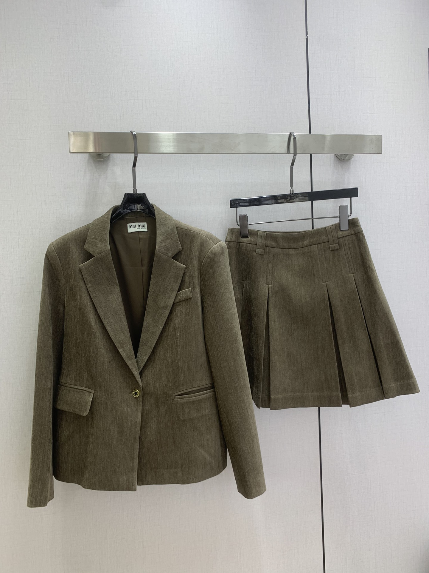 NO:709607,Highly recommended for the early spring of 26. The lapel pleated skirt suit is classic and stylish. It has its own aura. The texture of the fabric is very nice. It is fashionable and high-end. The color is super positive. The upper body is white and slim. It has a cool and handsome series. The upper body is full of aura when walking. The length is just right. Easy to control. One color SML code. High quality ABC,,skirts,19860909强烈推荐 26早春新款 翻领压褶半裙套装 经典又有型 自带气场 面料质感很奈斯 时髦又高级 颜色超级正 上身显白又显瘦 自带酷帅感的系列 走路都带风上身气场全开 长度恰到好处 轻松驾驭 一个色 SML码 高品质ABC,,skirts,,Women's clothing