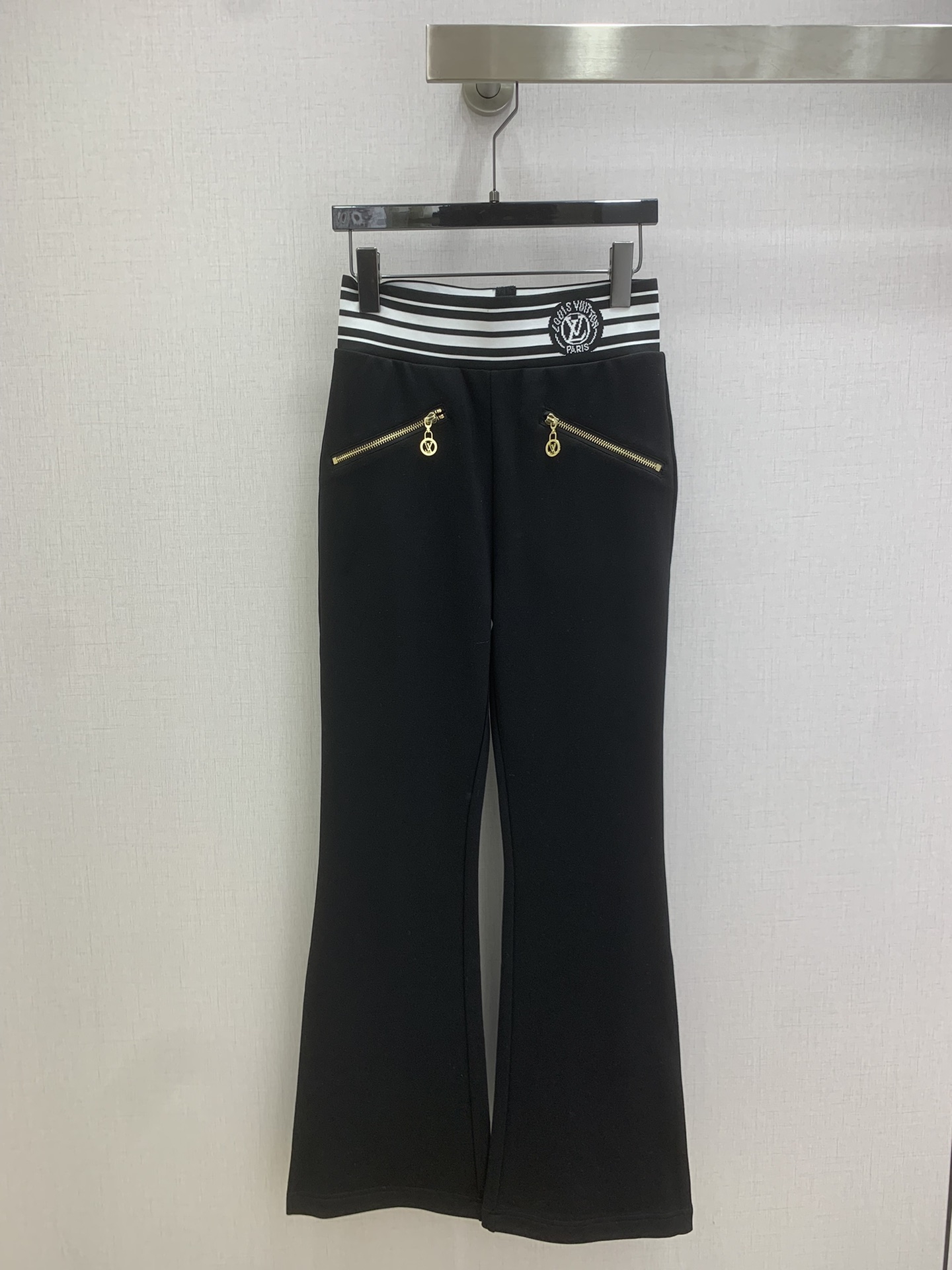 NO:709597,Highly recommended for 26 early spring new style, zippered trousers with zippers, very fashionable and easy to wear, versatile style, advanced customization, comfortable fabrics, casual and easy!  Not only is the color beautiful, the texture is also great!  Retro and fashionable, it can be worn by all body types!  One color SML code high quality ABC,,19860909强烈推荐 26早春新款 织带拉链微喇长裤 时髦好穿度爆棚 风格百搭 高级定制 舒适的面料 随性洒脱！不旦颜色美,质感也敲好！复古又时尚 各种身材都可以驾驭！一个色 SML码 高品质ABC,,,Women's clothing