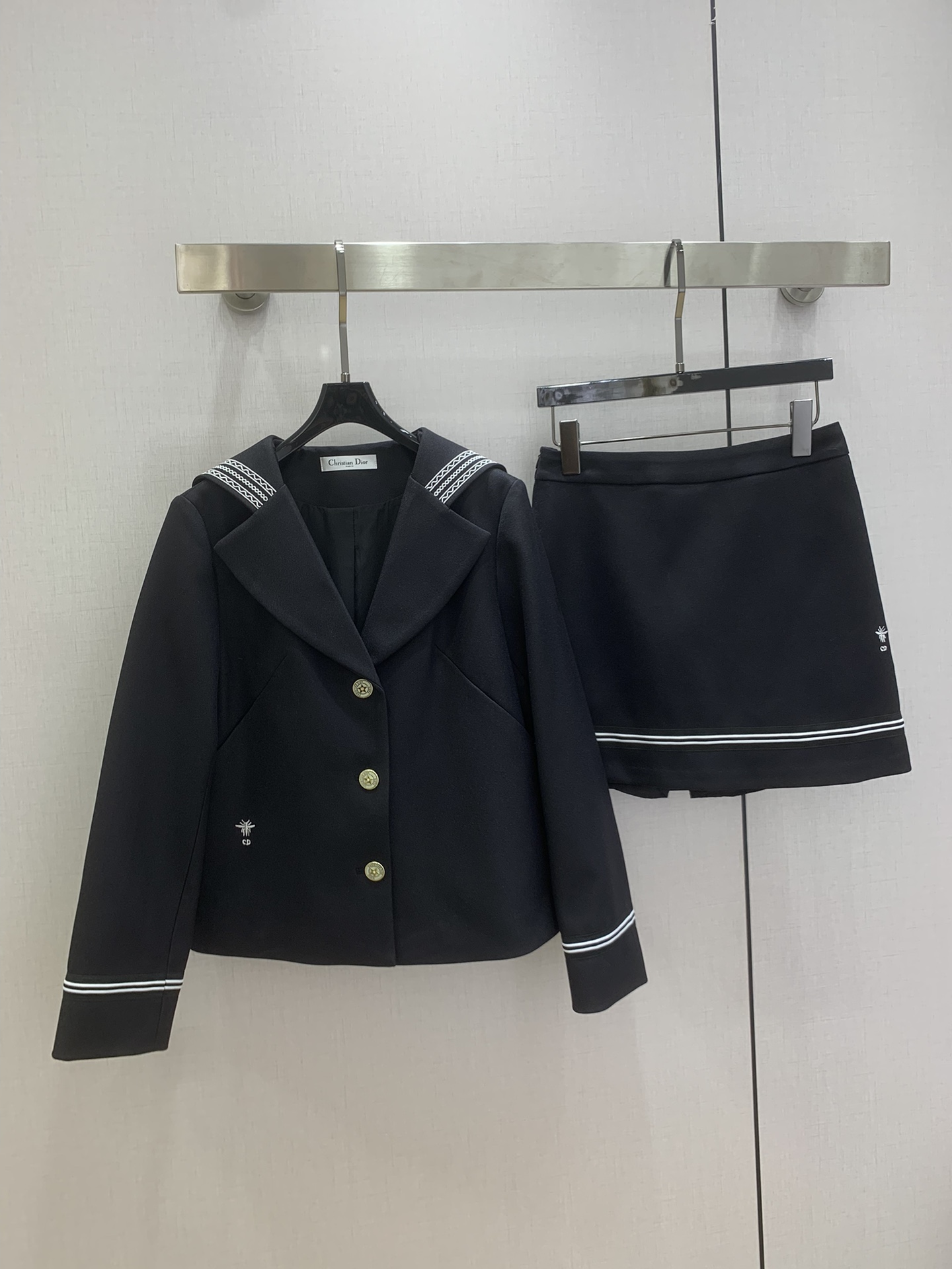 NO:709593,Highly recommended 26 early spring new style lapel college style skirt suit. The popular aristocratic college style is coming. The version is super western. The upper body is casually high-end. Effortlessly fashionable. The overall is simple and elegant. The silhouette is comfortable to wear. Intellectual atmosphere. Create a cool and high-end sense. Customized accessories. Perfect workmanship. Look at the details. One color SML code. High quality ABC,,skirts,19860909强烈推荐 26早春新款 翻领学院风半裙套装 爆款贵族学院风来袭 版型超洋气 上身就一整个不经意的高级 毫不费力的时髦 整体简约大方 廓形穿着舒适 知性大气 打造飒爽高级感,开模定制配件,完美做工品质看细节 一个色 SML码 高品质ABC,,skirts,,Women's clothing