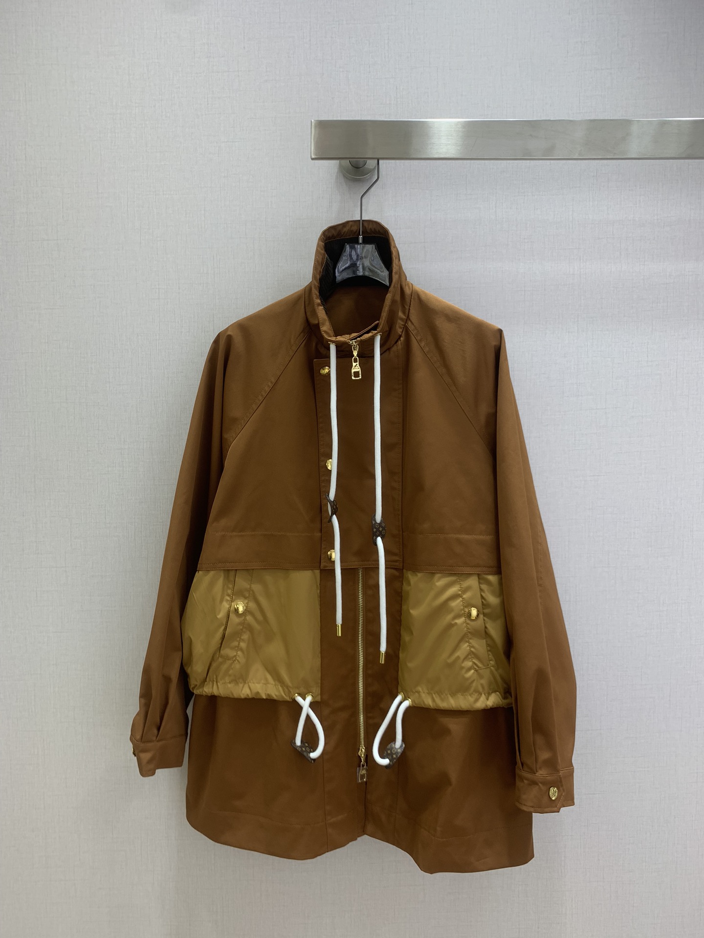 NO:709600,Highly recommended 26 early spring new model, stand-up collar spliced ​​drawstring jacket, unique design, high-end atmosphere, full of high-end sense of wear, innovative fabrics, light and soft, the actual product is very good!  The upper body is fashionable and versatile, and looks good even when you take off the jacket and wear it underneath!  High quality workmanship depends on the details. One color SML code. High quality ABC, jackets & coats,19860909强烈推荐 26早春新款 立领拼接抽绳外套 独特设计 高级大气 满满的穿搭高级感 创新面料 轻盈柔软 实物非常赞！上身洋气百搭,穿搭好看 脱掉外套里搭也是美美的！高品质做工看细节 一个色 SML码 高品质ABC,,jackets & coats,,Women's clothing