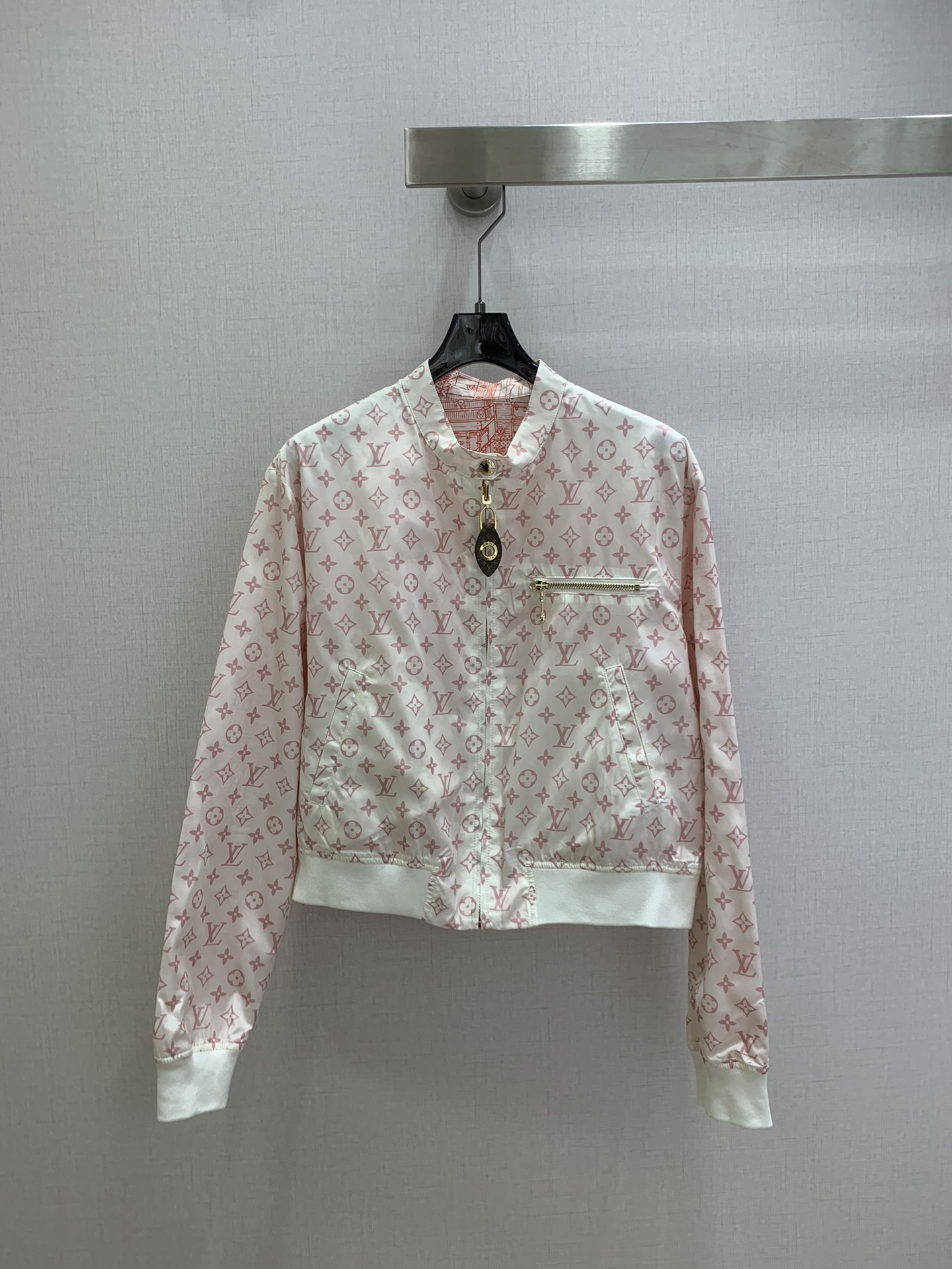 NO:709596,Highly recommended 26 early spring new style. Printed zipper reversible jacket. Reversible. Can be sold on both sides. Special material with a sense of texture. Pays great attention to every small detail. Just the right sense of high-end. Three-dimensional tailoring makes the upper body of the garment more refined and western-style. Mold customization for decoration. The real thing is amazing!  Fine workmanship, look at the details, one color SML code, high quality ABC,,jackets & coats,jackets & coats,19860909强烈推荐 26早春新款 印花拉链双面穿夹克外套 双面可穿 出货即爆单 特殊材质有肌理感 每个小细节都非常注重 恰到好处的高级感 立体剪裁 让成衣上身更为精致洋气 开模定制装饰 实物太赞啦！做工精细看细节 一个色 SML码 高品质ABC,,jackets & coats,jackets & coats,,Women's clothing