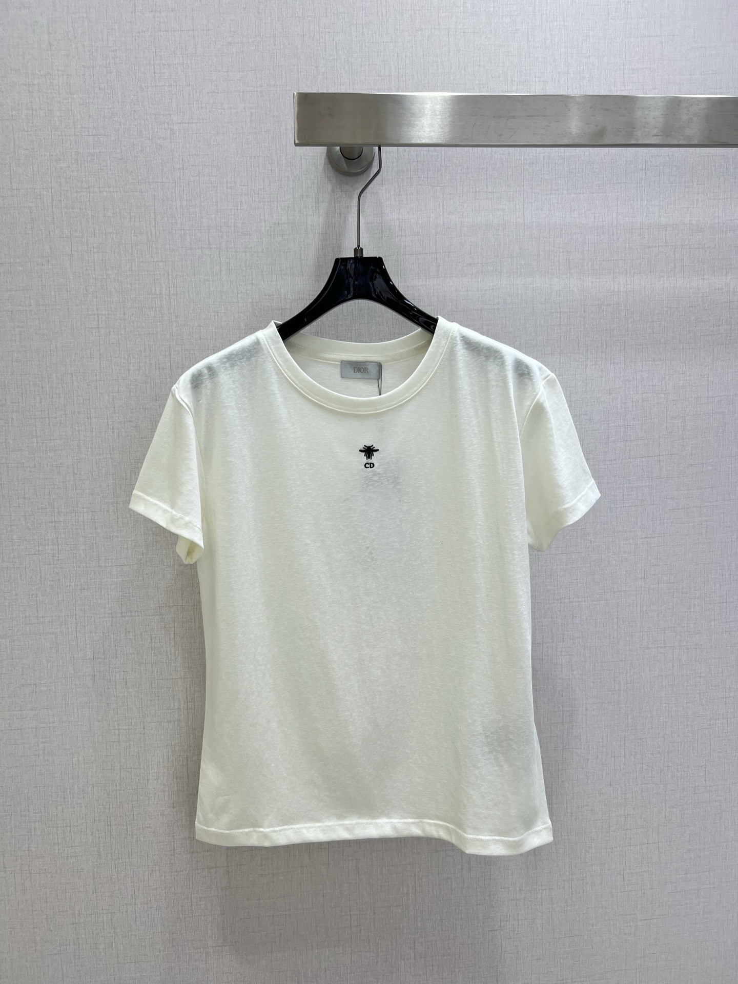 NO:757797,Highly recommended for early spring 26, the bee embroidered short-sleeved T-shirt is very versatile for daily use, with small embroidery design in the middle. The straight version can be controlled by any body shape. The fabric is smooth and the upper body is very comfortable. Two colors. SMLXL code. High quality ABC, T-shirt, tees, t-shirt,19860909强烈推荐 26早春新款 蜜蜂刺绣短袖T恤 很日常百搭,中间小刺绣设计 版型直筒,任何身形都可以驾驭,面料滑滑的,上身很舒服,两个色 SMLXL码 高品质ABC,,T-shirt,tees，t-shirt,,Women's clothing
