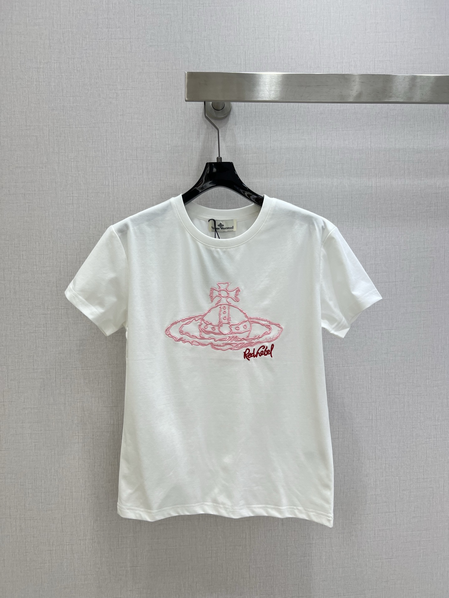 NO:757812,Highly recommended 26 early spring new style embroidered Saturn short-sleeved T-shirt, made of pure cotton material, round neck design, large Saturn embroidery design on the chest, fine to every stitch, details online, shrink and solidify after high temperature, no deformation, no shrinkage, no pilling, two colors SMLXL code, high quality ABC,, T-shirt, tees, t-shirt,19860909强烈推荐 26早春新款 刺绣土星短袖T恤,采用纯棉材质,圆领设计胸口大土星刺绣设计 精细到每一针,细节在线,经过高温缩水固色 不变形不缩水不起球 两个色 SMLXL码 高品质ABC,,T-shirt,tees，t-shirt,,Women's clothing