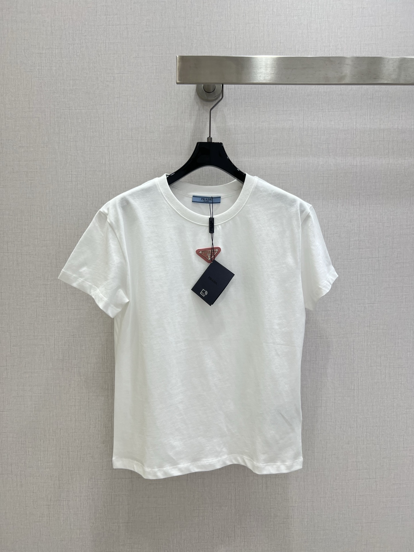 NO:757819,Highly recommended 26 early spring new logo short-sleeved T-shirt, made of pure cotton, triangle logo design on the chest, highlighting the brand style. Details online, straight version, three colors SML code, high quality ABC, T-shirt, tees, t-shirt,19860909强烈推荐 26早春新款 徽标短袖T恤,采用纯棉材质,胸口三角标设计,彰显品牌格调 细节在线,直筒版型 三个色 SML码 高品质ABC,,T-shirt,tees，t-shirt,,Women's clothing