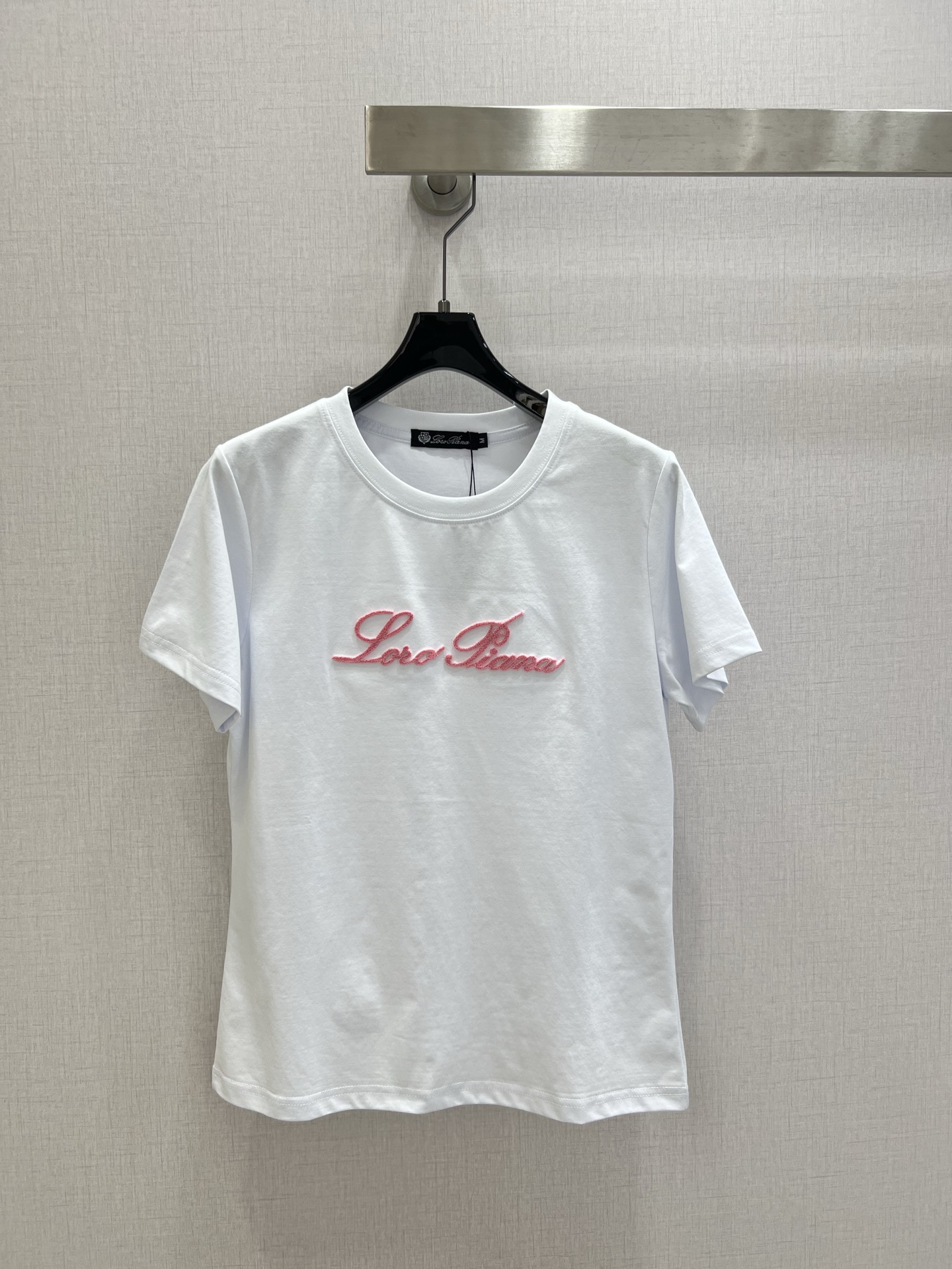 NO:757828,Highly recommended for early spring 26, toothbrush embroidered three-dimensional letter color-blocked short-sleeved T-shirt. The fabric is made of 190g Dupont Salona fabric, mercerized, soft and delicate to the touch, skin-friendly and soft, comfortable stretch recovery, good moisture absorption and perspiration, not easy to wrinkle, slim fit to show your figure, high-quality craftsmanship to show letter pattern decoration, retro and fashionable, loose fit, not picky about body shape, versatile and evergreen, quality depends on the details!  Four colors, MLXLXXL code, high quality ABC, T-shirt, tees, t-shirt,19860909强烈推荐 26早春新款 牙刷绣立体字母拼色短袖T恤 面料采用190g杜邦索罗娜面料 丝光处理 手感柔软细腻 亲肤柔软 舒适的拉伸回复性好 良好的吸湿排汗性强 不易皱 修身版型特显身材 高品质工艺呈现出字母图案装饰 复古时髦 宽松版型 不挑身材 百搭常青款 品质看细节！四个色 MLXLXXL码 高品质ABC,,T-shirt,tees，t-shirt,,Women's clothing