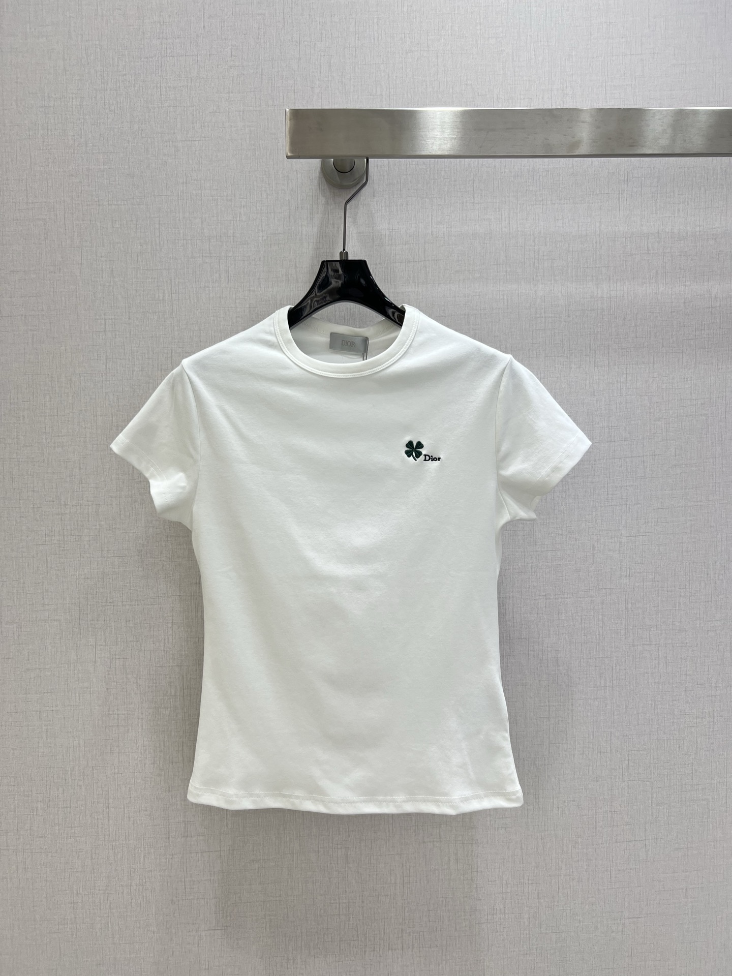 NO:757835,Highly recommended for early spring 26, the new four-leaf clover embroidered short-sleeved T-shirt. The lucky short-sleeves are made of pure cotton. The upper body does not feel restrictive and is a bit stretchy. Women's version, the upper body shows off the figure. Embroidered letters + four-leaf clover craft. Details online. Straight version. Two colors. SML code. High quality ABC, T-shirt, tees, t-shirt,19860909强烈推荐 26早春新款 四叶草刺绣短袖T恤 幸运短袖采用纯棉材质,上身没束缚感,是有点弹力的哈,女式版型,上身很展现身材,刺绣字母+四叶草工艺,细节在线 版型直筒 两个色 SML码 高品质ABC,,T-shirt,tees，t-shirt,,Women's clothing