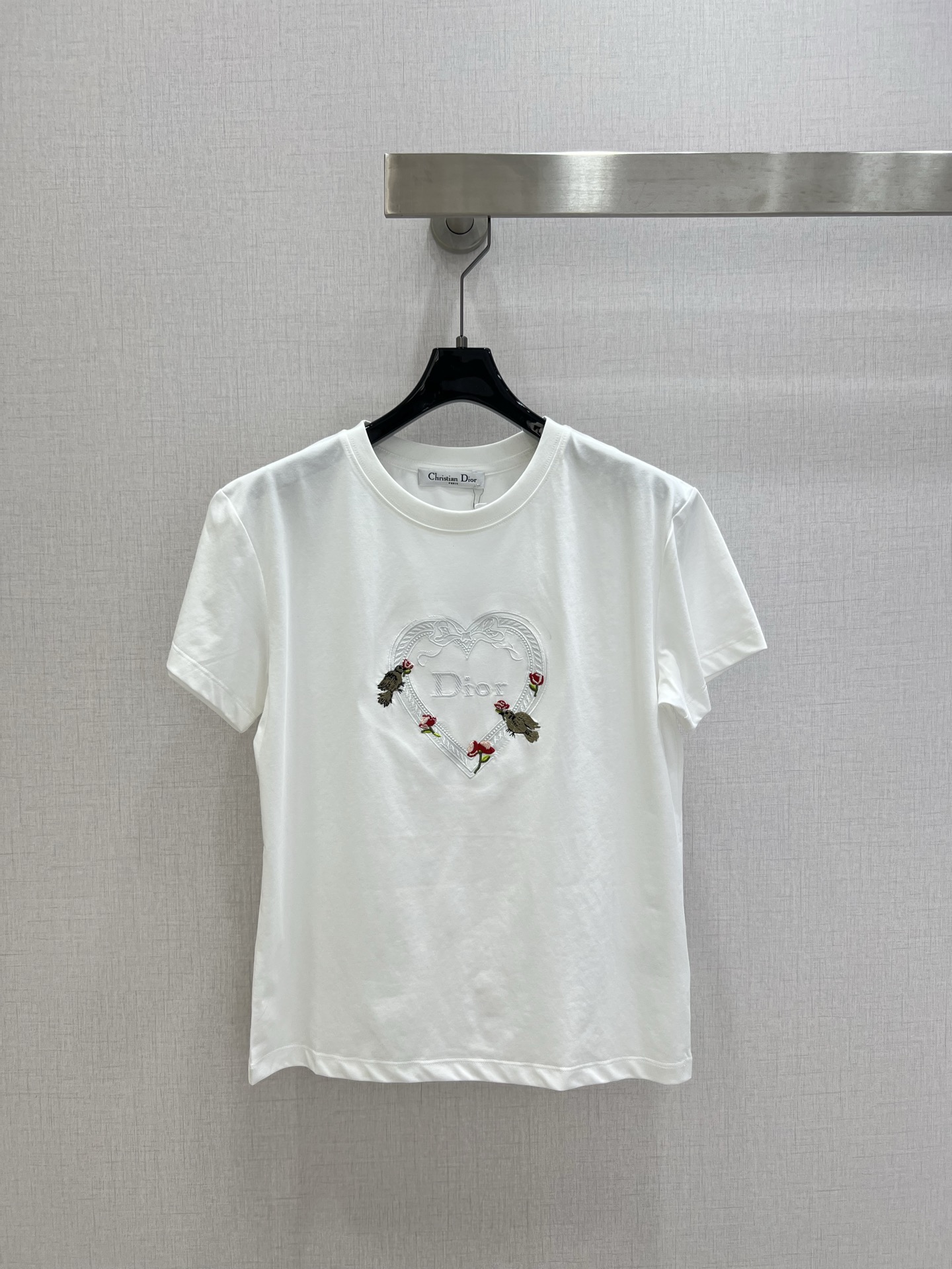 NO:757776,Highly recommended 26 early spring new love embroidered short-sleeved T-shirt, limited edition with flowers and birds, super textured craftsmanship, you can feel the quality at the touch, details are online, straight version, can be controlled by any body shape!  One color SML code high quality ABC,,T-shirt,tees,t-shirt,19860909强烈推荐 26早春新款 爱心刺绣短袖T恤,花朵鸟儿限定款,超有质感的工艺,一摸就能摸得到品质,细节在线 版型直筒,任何身形都可以驾驭！一个色 SML码 高品质ABC,,T-shirt,tees，t-shirt,,Women's clothing