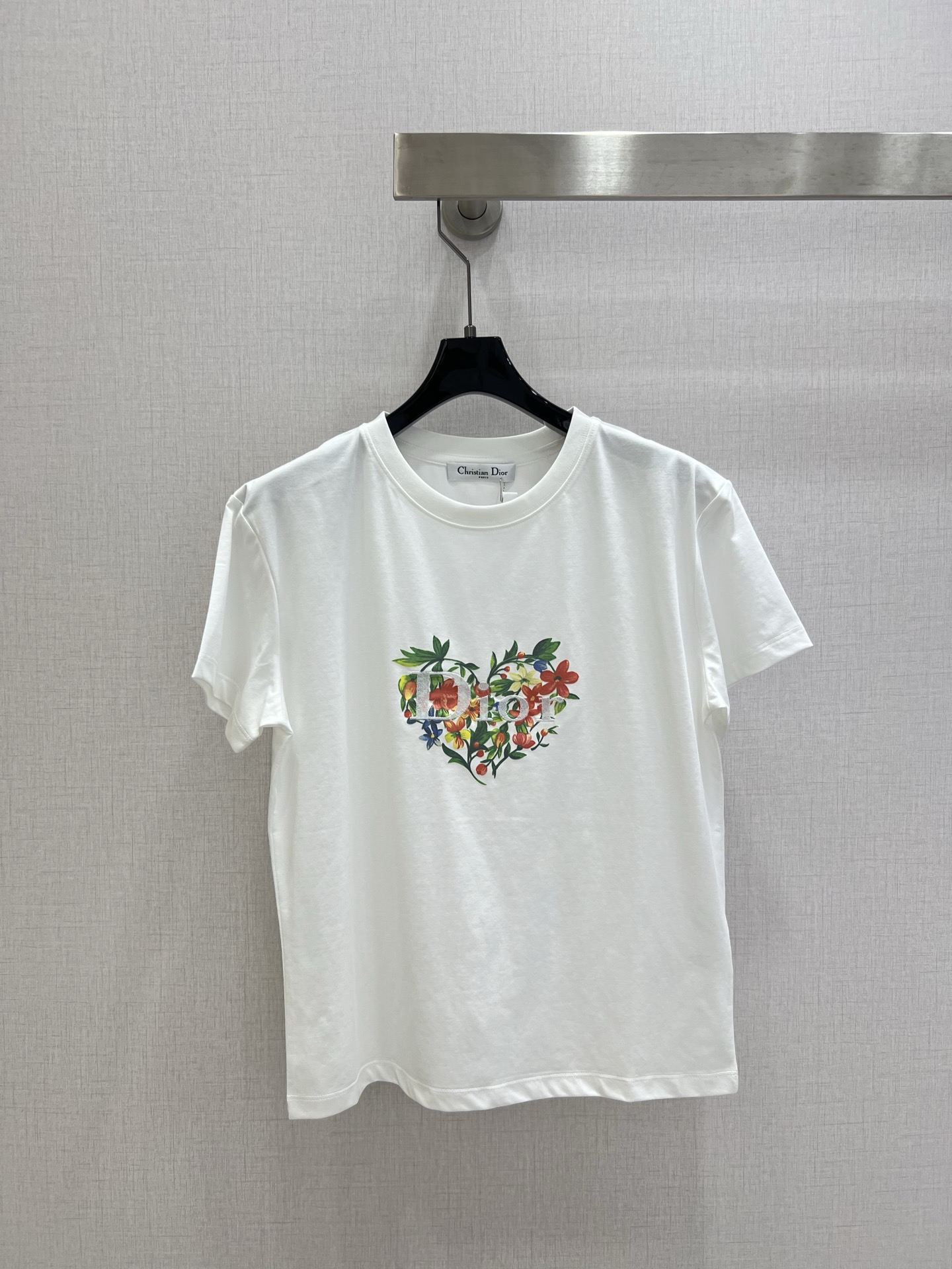 NO:757784,Highly recommended 26 early spring new flower love letters short-sleeved T-shirt, limited edition, super textured craftsmanship, you can feel the quality at the touch, the details are online. The straight version can be controlled by any body shape!  One color SML code high quality ABC,,T-shirt,tees,t-shirt,19860909强烈推荐 26早春新款 花卉爱心字母短袖T恤,限定款,超有质感的工艺,一摸就能摸得到品质,细节在线 版型直筒,任何身形都可以驾驭！一个色 SML码 高品质ABC,,T-shirt,tees，t-shirt,,Women's clothing