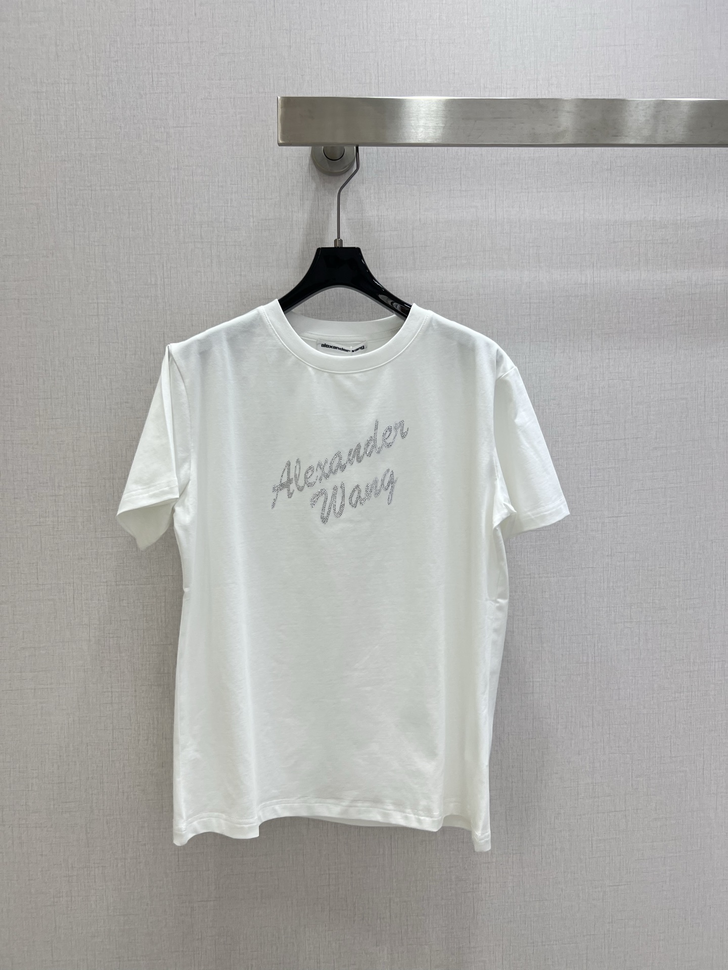 NO:757789,Highly recommended for early spring 26, short-sleeved T-shirt with rhinestone embroidered letters. Official website model. Made of pure cotton, with rhinestone letter design in the middle. It is super bulingbuling, and the version is also very good. The straight version makes the upper body slimmer. Two colors. SMLXL code. High quality ABC, T-shirt, tees, t-shirt,19860909强烈推荐 26早春新款 烫钻刺绣字母短袖T恤 官网款 采用纯棉材质,中间烫钻字母设计 超bulingbuling的,版型也是很好的,直筒版型 上身显瘦的 两个色 SMLXL码 高品质ABC,,T-shirt,tees，t-shirt,,Women's clothing