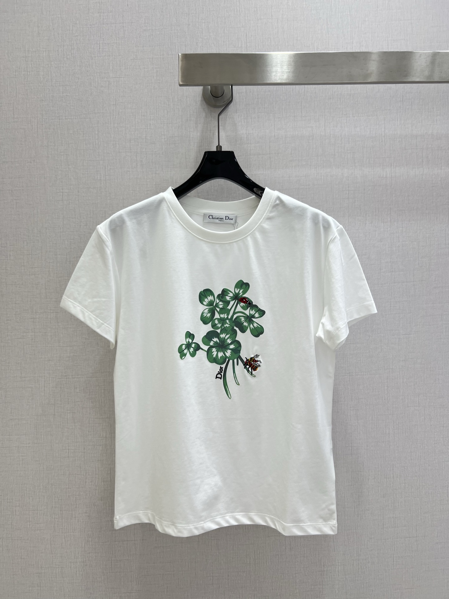 NO:757790,Highly recommended 26 early spring new clover printed short-sleeved T-shirt, limited edition, super textured craftsmanship, you can feel the quality at the touch, the details are online. The straight version can be controlled by any body shape!  One color SML code high quality ABC,,T-shirt,tees,t-shirt,19860909强烈推荐 26早春新款 三叶草印花短袖T恤,限定款,超有质感的工艺,一摸就能摸得到品质,细节在线 版型直筒,任何身形都可以驾驭！一个色 SML码 高品质ABC,,T-shirt,tees，t-shirt,,Women's clothing