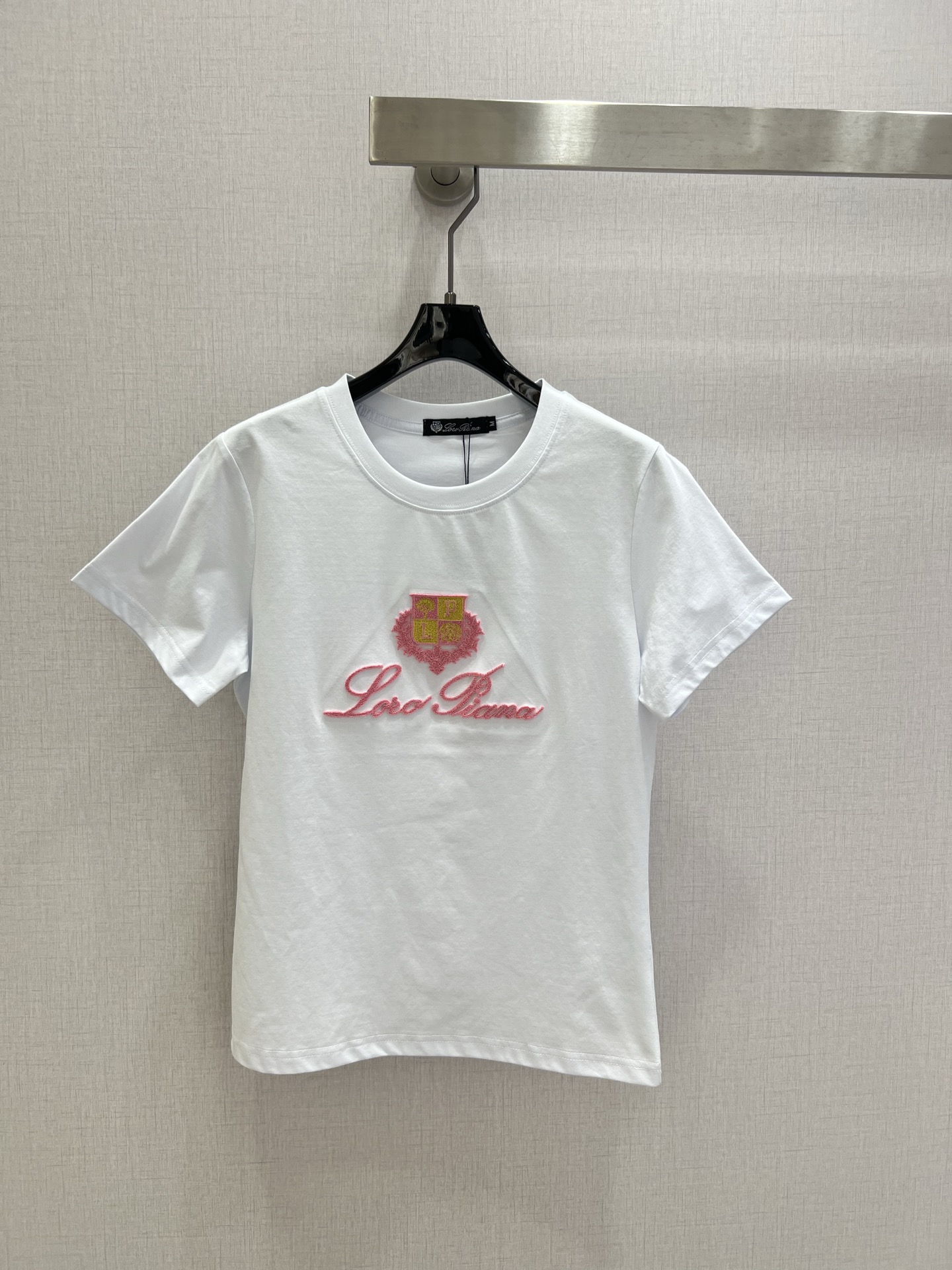 NO:757768,Highly recommended for early spring 26. Toothbrush embroidered logo color-blocked short-sleeved T-shirt. The fabric is made of 190g Dupont Salona fabric, mercerized, soft and delicate to the touch, skin-friendly and soft, comfortable stretch recovery, good moisture absorption and perspiration, not easy to wrinkle, slim fit to highlight the figure, high-quality craftsmanship showing letter pattern decoration, retro and fashionable, loose fit, not picky about body shape, versatile and evergreen, quality depends on the details!  Three colors, MLXLXXL code, high quality ABC, T-shirt, tees, t-shirt,19860909强烈推荐 26早春新款 牙刷绣徽标拼色短袖T恤 面料采用190g杜邦索罗娜面料 丝光处理 手感柔软细腻 亲肤柔软 舒适的拉伸回复性好 良好的吸湿排汗性强 不易皱 修身版型特显身材 高品质工艺呈现出字母图案装饰 复古时髦 宽松版型 不挑身材 百搭常青款 品质看细节！三个色 MLXLXXL码 高品质ABC,,T-shirt,tees，t-shirt,,Women's clothing