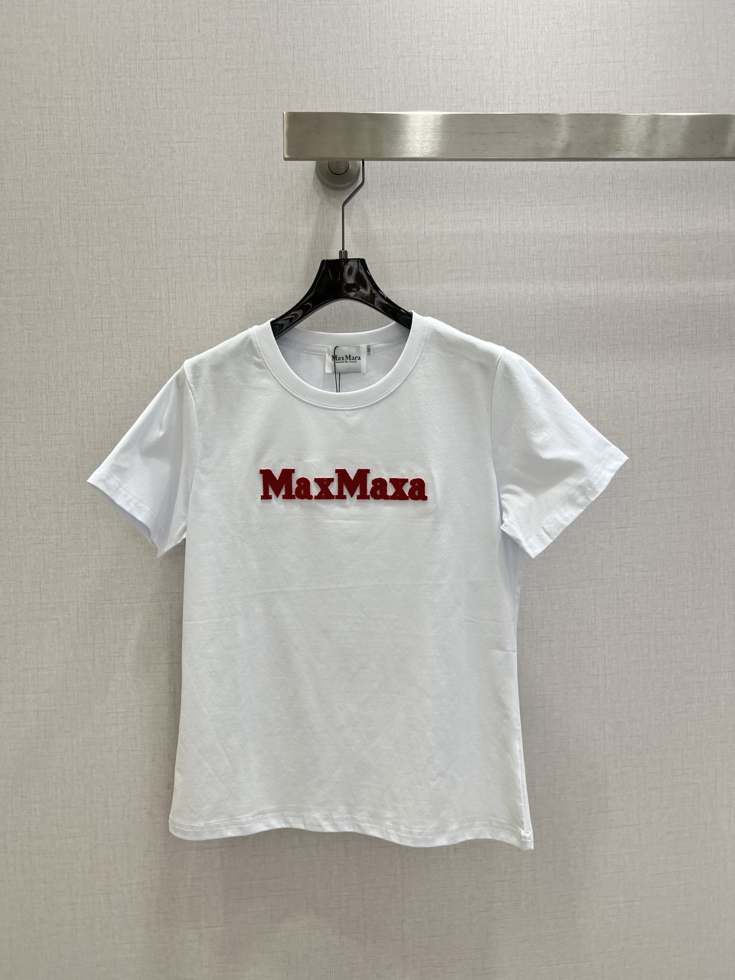 NO:757766,Highly recommended for early spring 26, toothbrush embroidered three-dimensional letter short-sleeved T-shirt, color-blocked round-neck short-sleeved T-shirt fabric is made of 190g Dupont Salona fabric, mercerized, soft and delicate to the touch, skin-friendly and soft, comfortable stretch recovery, good moisture absorption and perspiration, not easy to wrinkle, slim fit to highlight the figure, high-quality craftsmanship showing letter pattern decoration, retro and fashionable, loose fit, not picky about body shape, versatile and evergreen, quality depends on the details!  Four colors, MLXLXXL code, high quality ABC, T-shirt, tees, t-shirt,19860909强烈推荐 26早春新款 牙刷绣立体字母短袖T恤,设计拼色圆领短袖T恤面料采用190g杜邦索罗娜面料 丝光处理 手感柔软细腻 亲肤柔软 舒适的拉伸回复性好 良好的吸湿排汗性强 不易皱 修身版型特显身材 高品质工艺呈现出字母图案装饰 复古时髦 宽松版型 不挑身材 百搭常青款 品质看细节！四个色 MLXLXXL码 高品质ABC,,T-shirt,tees，t-shirt,,Women's clothing