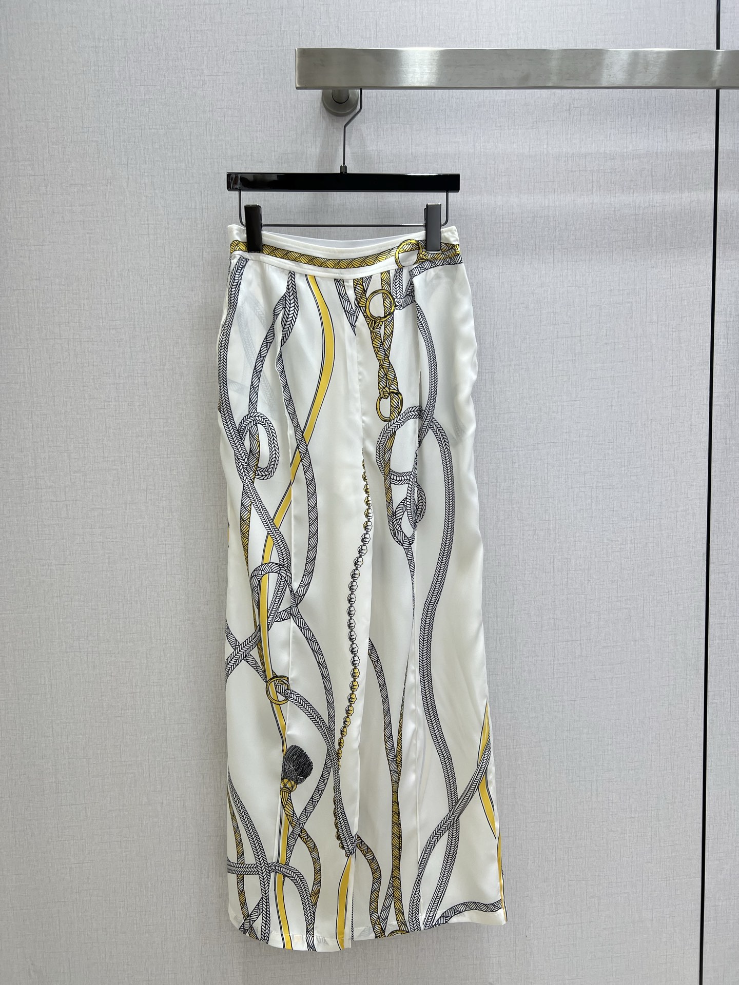 NO:753758,Highly recommended 26 early spring new style, positioning printed shirts, positioning printing wide-leg trousers, separate batches, silky fabrics, retro and fashionable, low-key temperament and luxurious and high-end!  The styles are versatile and not picky, customized technical fabrics, workmanship quality depends on the details. Bai Fumei is a must-have!  One color SMLXL code high quality, shirts,19860909强烈推荐 26早春新款 定位印花衬衫定位印花阔腿长裤 分开批 丝滑面料 复古时髦 低调气质又奢华高级！版型百搭不挑人,定制科技面料 做工品质看细节.白富美必入！一个色 SMLXL码 高品,,shirts,,Women's clothing