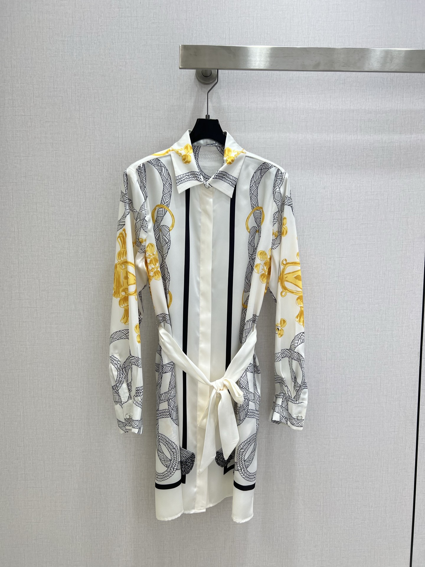 NO:753777,Highly recommended 26 early spring new positioning printed belt short dress, silky fabric, retro and fashionable, low-key temperament and luxurious high-end!  The styles are versatile and not picky, customized technical fabrics, workmanship quality depends on the details. Bai Fumei is a must-have!  Two colors SMLXL code, high quality ABC,,skirts,19860909强烈推荐 26早春新款 定位印花腰带短款连衣裙 丝滑面料 复古时髦 低调气质又奢华高级！版型百搭不挑人,定制科技面料 做工品质看细节.白富美必入！两个色 SMLXL码 高品质ABC,,skirts,,Women's clothing