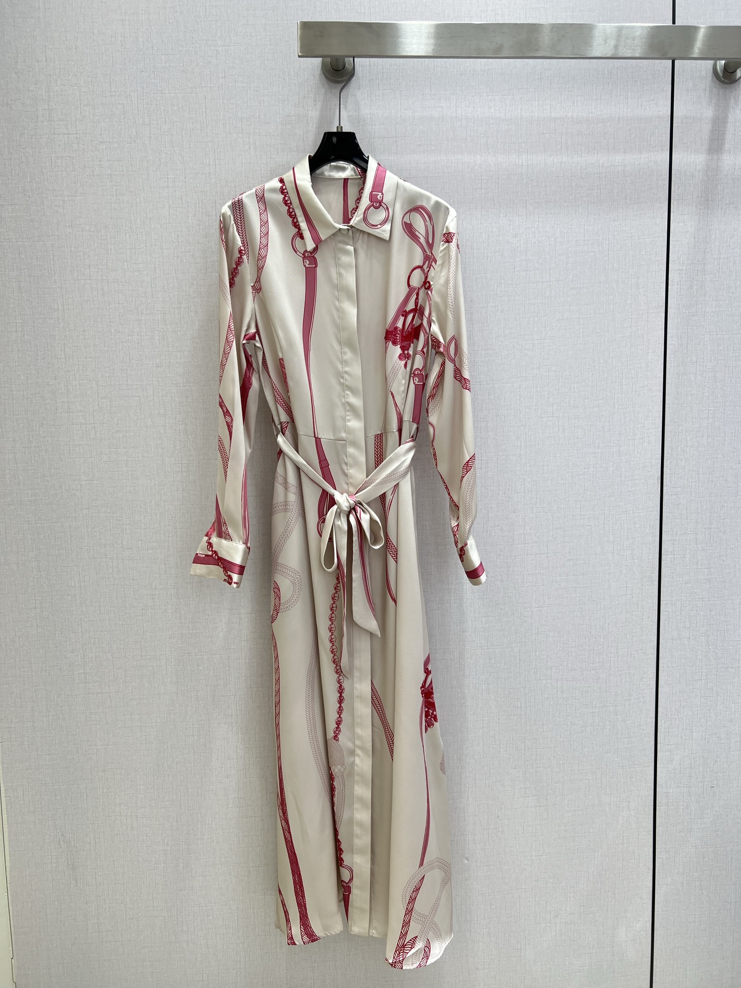 NO:753787,Highly recommended 26 early spring new positioning printed belt long dress, silky fabric, retro and fashionable, low-key temperament and luxurious and high-end!  The styles are versatile and not picky, customized technical fabrics, workmanship quality depends on the details. Bai Fumei is a must-have!  Two colors SMLXL code, high quality ABC,,skirts,19860909强烈推荐 26早春新款 定位印花腰带长款连衣裙 丝滑面料 复古时髦 低调气质又奢华高级！版型百搭不挑人,定制科技面料 做工品质看细节.白富美必入！两个色 SMLXL码 高品质ABC,,skirts,,Women's clothing