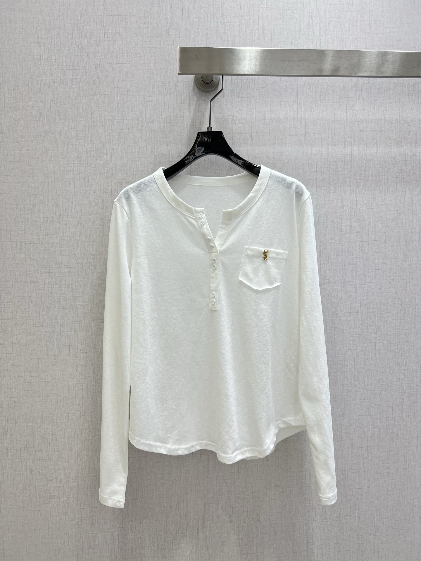 NO:753701,Highly recommended 26 early spring new style. Pocket metal long-sleeved top. Super three-dimensional. Tailored to optimize body proportions. Can be easily used for commuting or formal occasions. The fabric is soft and breathable. It is comfortable to wear and has a sense of luxury. It is a must-have popular item this season. One color, SML code, high quality ABC,,19860909强烈推荐 26早春新款 口袋金属长袖上衣 超有立体感 剪裁优化身材比例 通勤或正式场合都能轻松驾驭 面料柔软透气 穿着舒适又有高级感 是本季必入热门单品 一个色 SML码 高品质ABC,,,Women's clothing