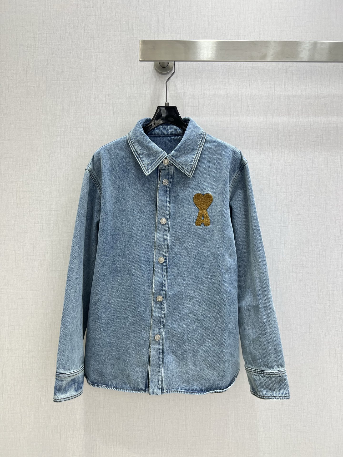 NO:753351,Highly recommended 26 early spring new love embroidered denim shirt jacket, high-end production ~ super fashionable new denim denim. The upper body is cool and sassy with a unique color tone. The texture is fine, the cotton feels natural, it is muscular yet soft, super beautiful!  The details and workmanship are super good, new products are in stock, unboxing and grabbing, one color SML code, high quality ABC, jackets & coats, shirts,19860909强烈推荐 26早春新款 爱心刺绣牛仔衬衫外套,高版出品~超时髦新款丹宁牛仔 个性色调上身又酷又飒爽 纹理细腻,棉感自然,既有筋骨感又不失柔软,超级漂亮！细节做工超级好,新品现货开箱开抢 一个色 SML码 高品质ABC,,jackets & coats,shirts,,Women's clothing