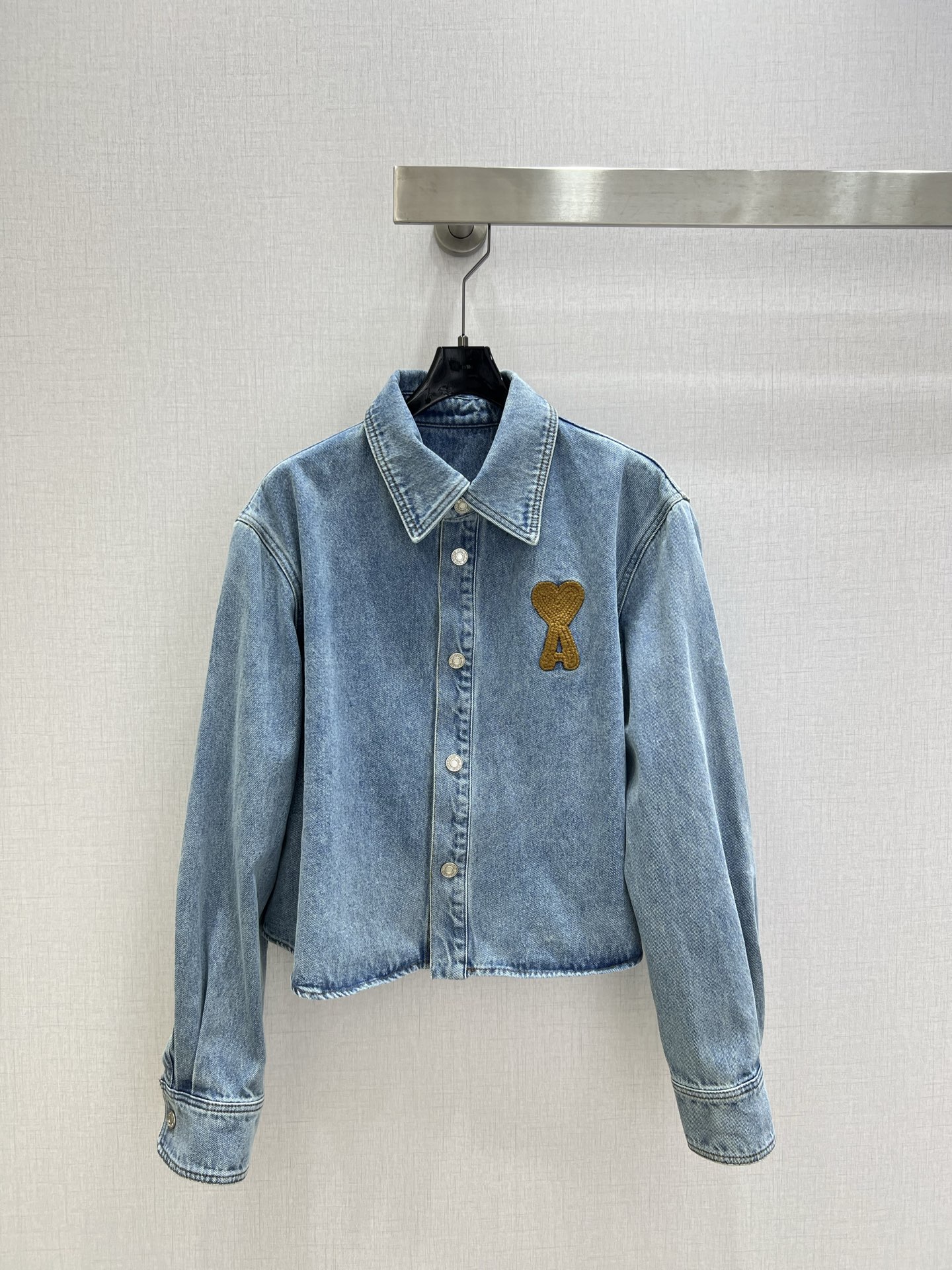 NO:753347,Highly recommended 26 early spring new love embroidered denim short jacket, high-end production ~ super fashionable new denim denim. The upper body is cool and sassy with a unique color tone. The texture is fine, the cotton feels natural, it is muscular yet soft, super beautiful!  The details and workmanship are super good. New products are in stock and available for grabs. One color SML code. High quality ABC, jackets & coats.19860909强烈推荐 26早春新款 爱心刺绣牛仔短款外套,高版出品~超时髦新款丹宁牛仔 个性色调上身又酷又飒爽 纹理细腻,棉感自然,既有筋骨感又不失柔软,超级漂亮！细节做工超级好,新品现货开箱开抢 一个色 SML码 高品质ABC,,jackets & coats,,Women's clothing