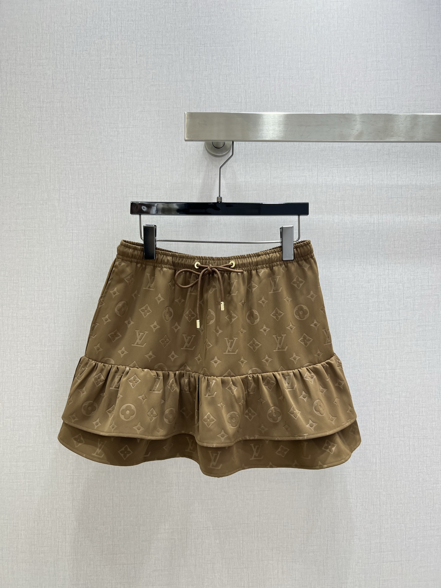 NO:753727,Highly recommended 26 early spring new style embossed cake skirt. The upper body is full of fashion and high-end. The giant pull style has its own aura. The texture is very nice, fashionable and high-end. The color is super positive. The upper body looks white and slim. A classic series with its own beauty. You can walk with wind and the upper body has full aura. The length is just right. Two colors SML code. High quality ABC,,skirts,19860909强烈推荐 26早春新款 压花蛋糕半裙 上身就是满满的时髦高级感 巨拉风 自带气场 质感很奈斯 时髦又高级 颜色超级正 上身显白又显瘦 自带美感的经典系列 走路都带风上身气场全开 长度恰到好处 两个色 SML码 高品质ABC,,skirts,,Women's clothing