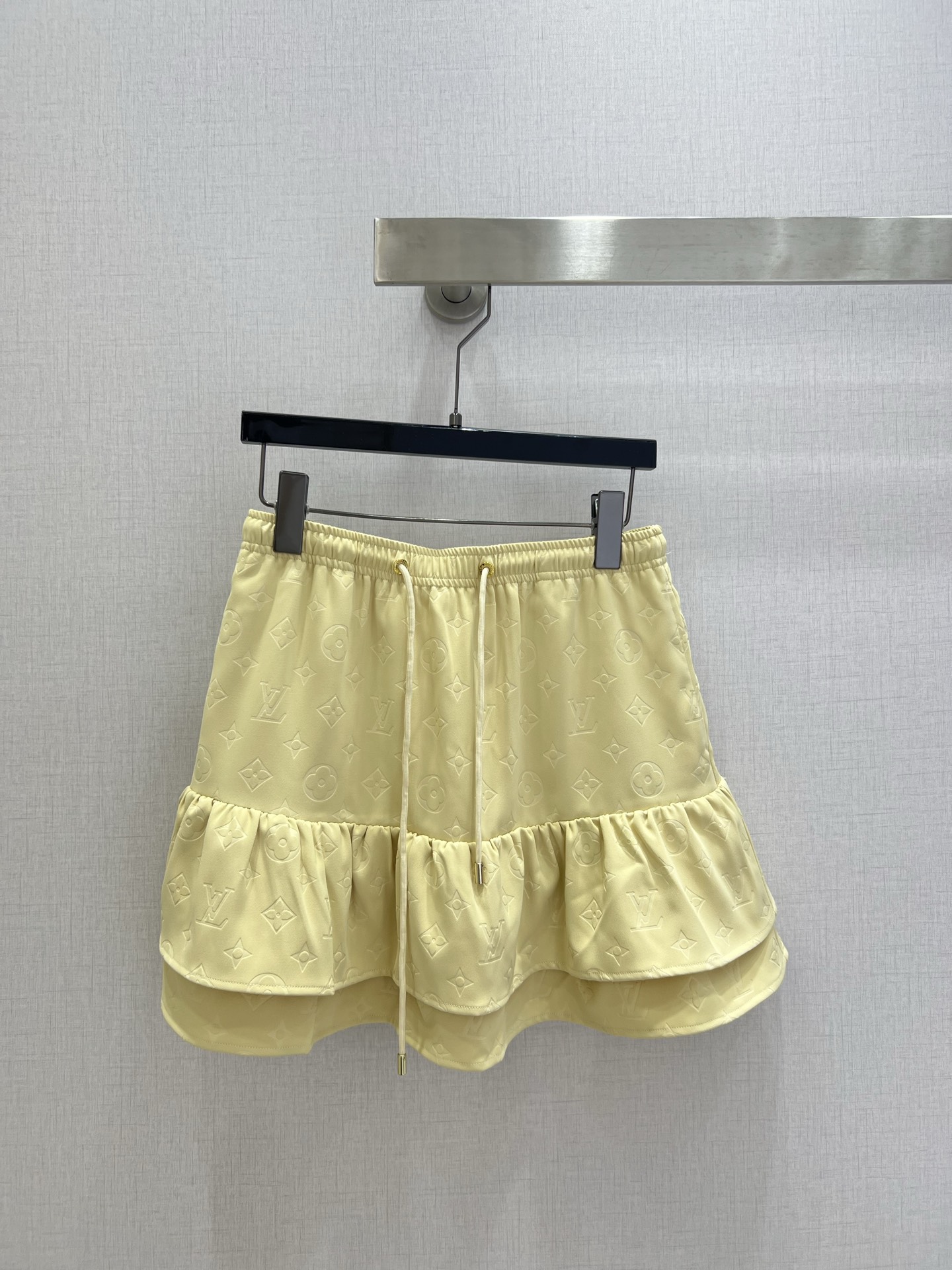 NO:753731,Highly recommended 26 early spring new style embossed cake skirt. The upper body is full of fashion and high-end. The giant pull style has its own aura. The texture is very nice, fashionable and high-end. The color is super positive. The upper body looks white and slim. A classic series with its own beauty. You can walk with wind and the upper body has full aura. The length is just right. Two colors SML code. High quality ABC,,skirts,19860909强烈推荐 26早春新款 压花蛋糕半裙 上身就是满满的时髦高级感 巨拉风 自带气场 质感很奈斯 时髦又高级 颜色超级正 上身显白又显瘦 自带美感的经典系列 走路都带风上身气场全开 长度恰到好处 两个色 SML码 高品质ABC,,skirts,,Women's clothing