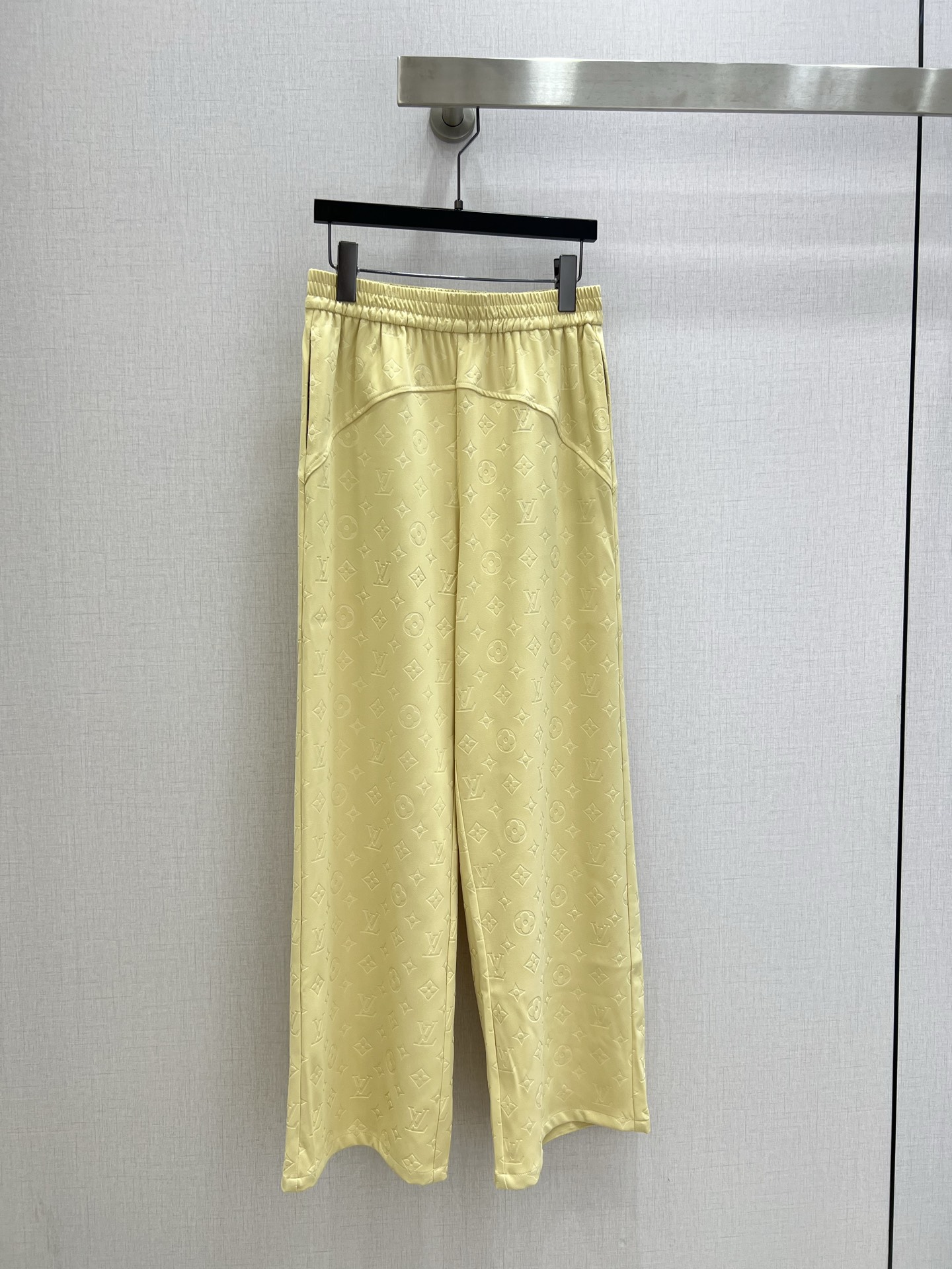 NO:753745,Highly recommended 26 early spring new embossed straight trousers, very dense and feel great, a really hard-working one!  !  Regular fit with perfect details!  The upper body is not picky at all, simple and generous, and instantly enhances your temperament. Popular recommendation, two colors, SML code, high quality ABC,,19860909强烈推荐 26早春新款 压花直筒长裤 密度很高手感超好 真的费劲心血的一款！！细节完美常规版型！上身完全不挑人简单大方,瞬间提升气质 爆款推荐,两个色 SML码 高品质ABC,,,Women's clothing