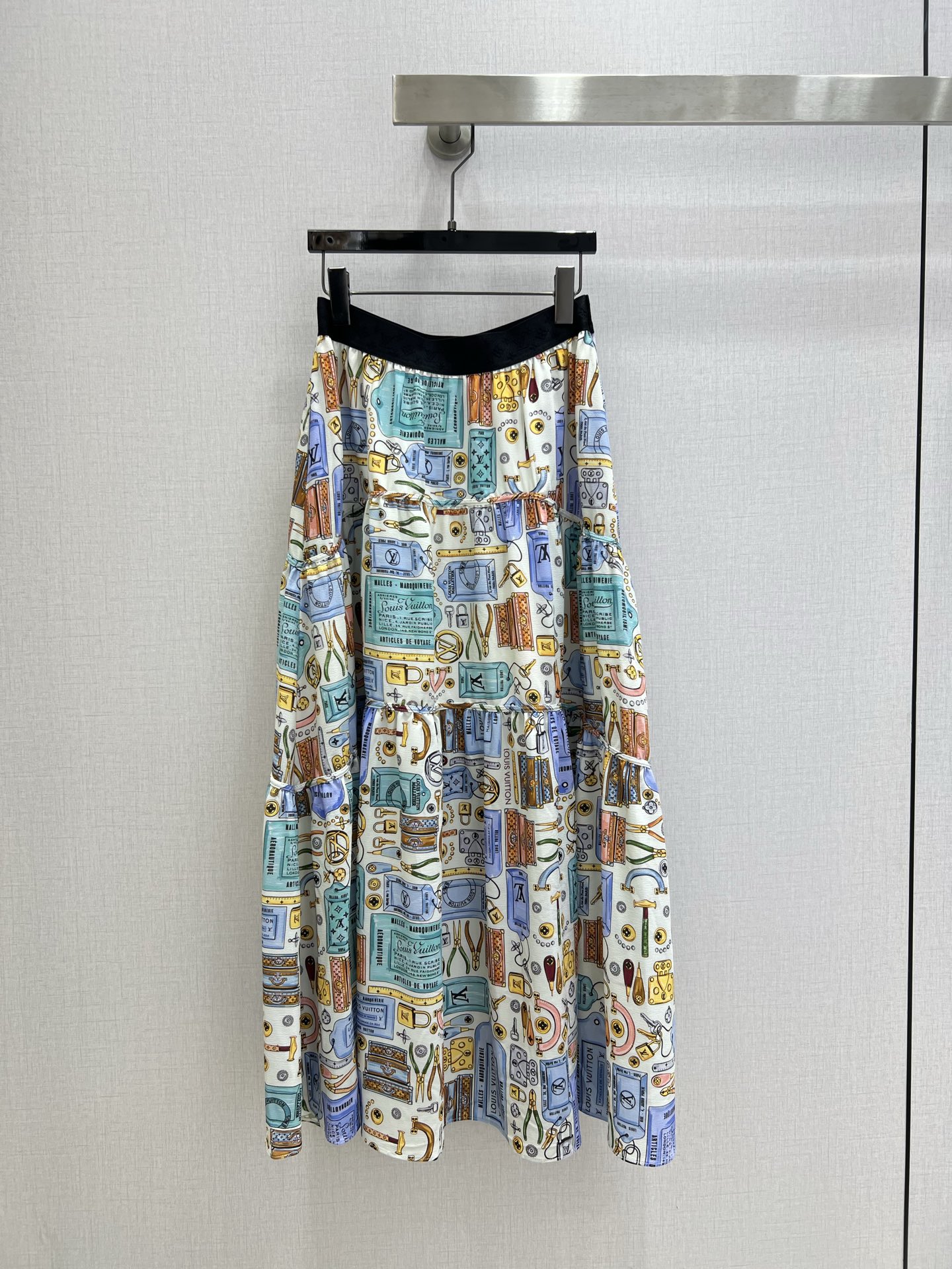NO:753724,Highly recommended 26th early spring new product. A-line printed long skirt. The A-line pleated hides the flesh and makes the legs look slimmer. The fabric hangs smoothly and is not easy to wrinkle. The light and elegant hem is full of design and highlights the brand charm. A pleated skirt can be matched with all the tops in the wardrobe to easily have a fashionable temperament. Two colors SML code. High quality ABC,,skirts,19860909强烈推荐 26早春新品 拼接印花长半裙 A字型压褶藏肉显瘦特显腿长 面料顺垂不易皱 轻盈飘逸下摆设计感十足 彰显品牌魅力 一条压褶裙搭配衣柜里所有上衣轻松拥有时髦的气质 两个色 SML码 高品质ABC,,skirts,,Women's clothing