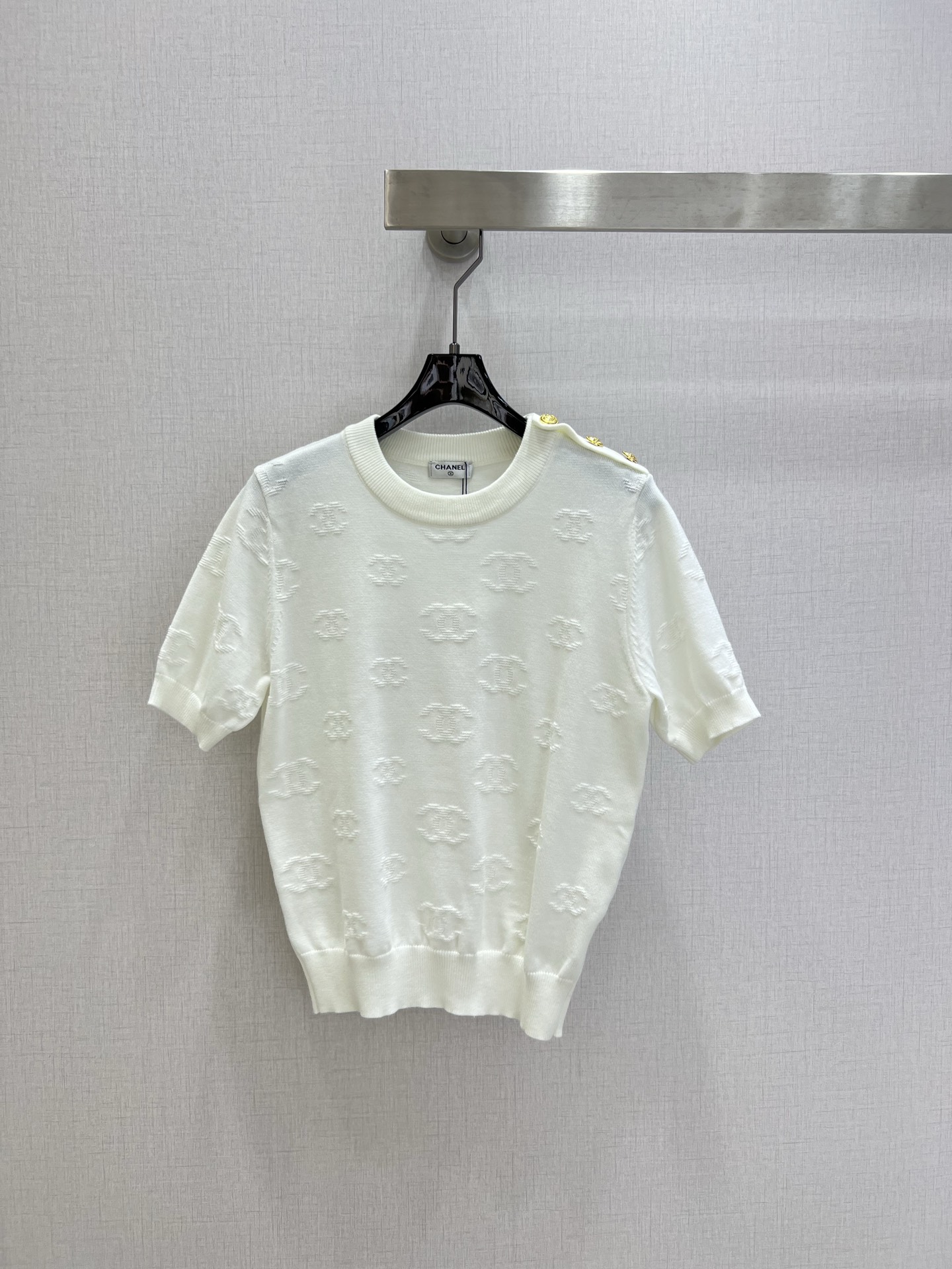 NO:753739,Highly recommended 26 early spring new style. Double C knitted short-sleeved top. It is the texture ceiling of spring wardrobe. The delicate grooved texture brings a sense of luxury. The embroidered logo shows low-key taste. Soft and skin-friendly fabric. Refreshing and neat. Easy to handle for commuting, dating and other occasions. Simple but always durable. Two colors. SML code. High quality ABC, T-shirt.19860909强烈推荐 26早春新款 双C针织短袖上衣 是春日衣橱的质感天花板 细腻坑条肌理自带高级感 刺绣logo低调彰显品味 软糯亲肤的面料 清爽利落 轻松拿捏通勤、约会等多种场合,简约却永远耐看 两个色 SML码 高品质ABC,,T-shirt,,Women's clothing