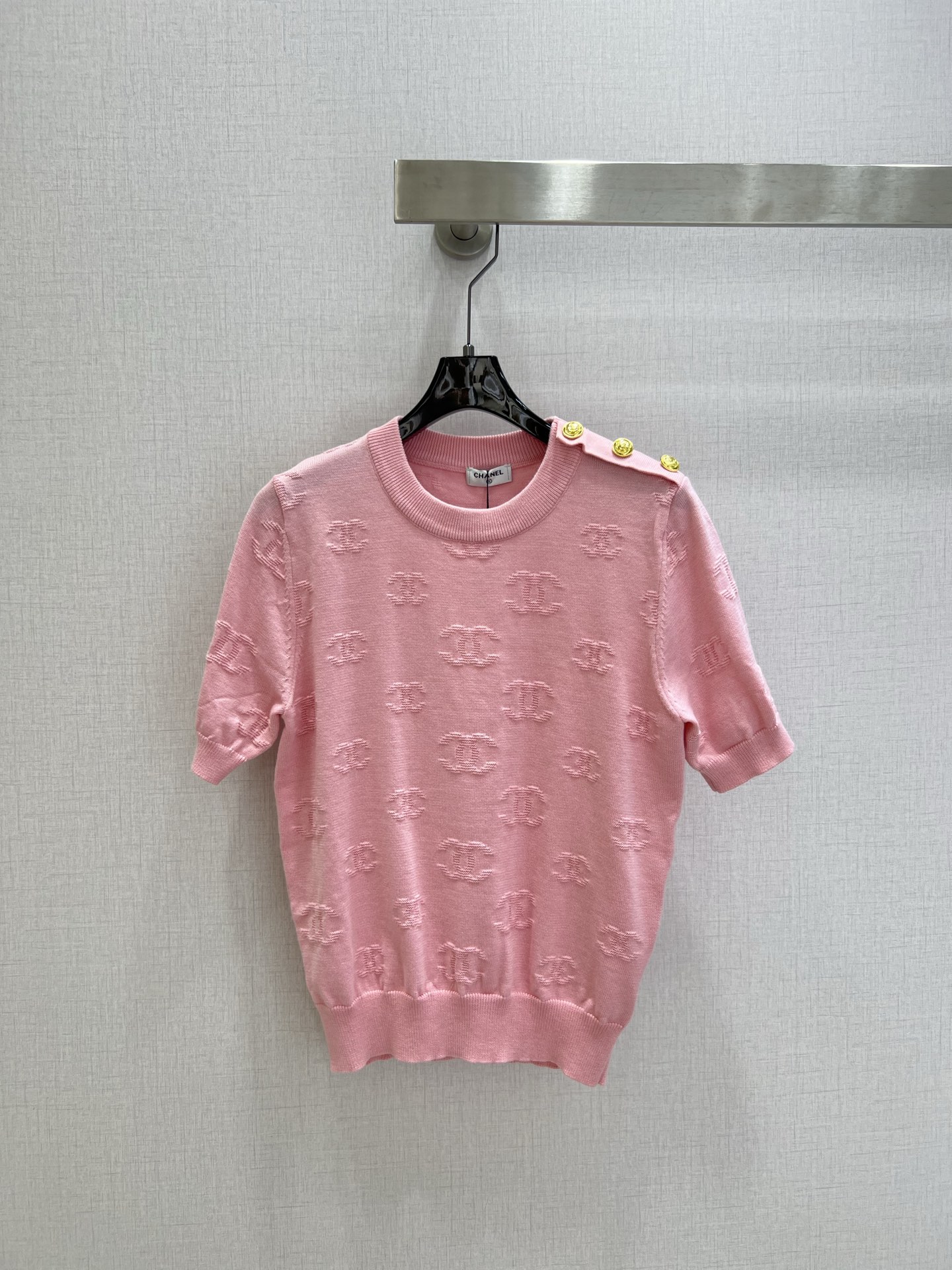 NO:753735,Highly recommended 26 early spring new style. Double C knitted short-sleeved top. It is the texture ceiling of spring wardrobe. The delicate grooved texture brings a sense of luxury. The embroidered logo shows low-key taste. Soft and skin-friendly fabric. Refreshing and neat. Easy to handle for commuting, dating and other occasions. Simple but always durable. Two colors. SML code. High quality ABC, T-shirt.19860909强烈推荐 26早春新款 双C针织短袖上衣 是春日衣橱的质感天花板 细腻坑条肌理自带高级感 刺绣logo低调彰显品味 软糯亲肤的面料 清爽利落 轻松拿捏通勤、约会等多种场合,简约却永远耐看 两个色 SML码 高品质ABC,,T-shirt,,Women's clothing