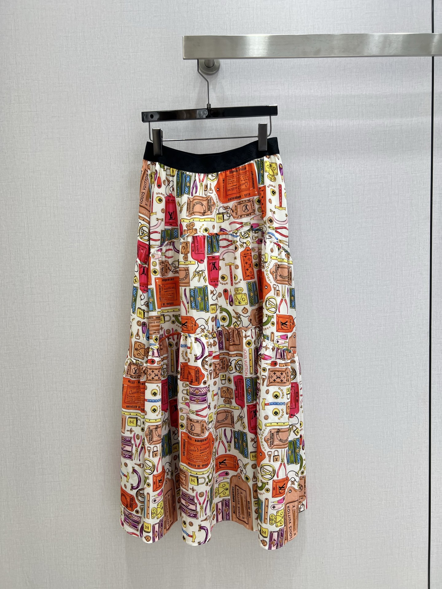 NO:753718,Highly recommended 26th early spring new product. A-line printed long skirt. The A-line pleated hides the flesh and makes the legs look slimmer. The fabric hangs smoothly and is not easy to wrinkle. The light and elegant hem is full of design and highlights the brand charm. A pleated skirt can be matched with all the tops in the wardrobe to easily have a fashionable temperament. Two colors SML code. High quality ABC,,skirts,19860909强烈推荐 26早春新品 拼接印花长半裙 A字型压褶藏肉显瘦特显腿长 面料顺垂不易皱 轻盈飘逸下摆设计感十足 彰显品牌魅力 一条压褶裙搭配衣柜里所有上衣轻松拥有时髦的气质 两个色 SML码 高品质ABC,,skirts,,Women's clothing