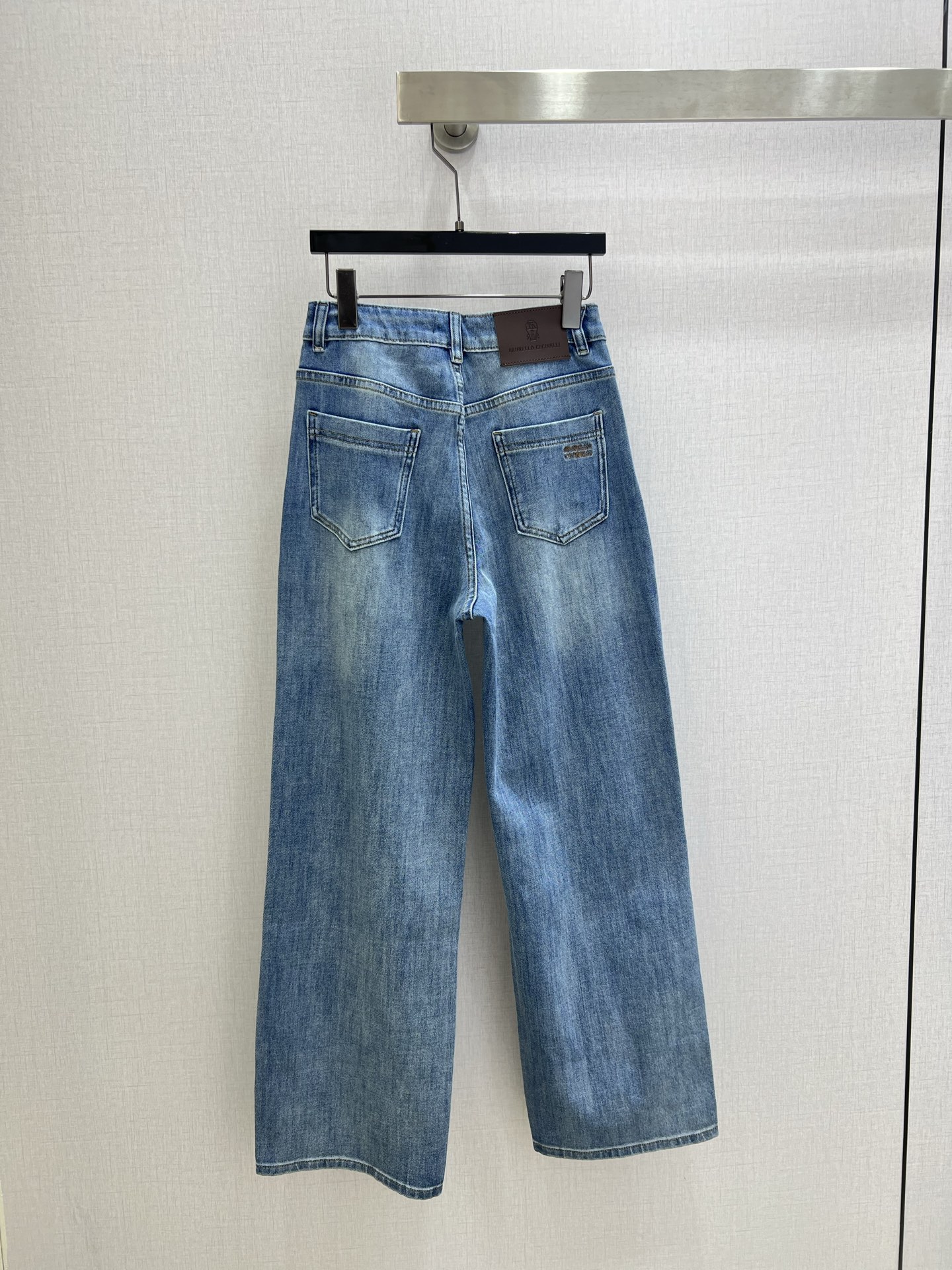 NO:757715,Highly recommended for early spring 26, straight-leg denim trousers with leather brand embroidery. The logo embroidery on the back pocket is simply a long-legged artifact when walking. The straight version is not picky and versatile. It can be worn with jackets and T-shirts casually. The key is that it will not go out of style for a long time. It is worth collecting. The fabric is elastic, thin and soft, especially durable. The details are also in place. One color, 2627282930 code. High-quality ABC, jackets & coats, tees, t-shirts,19860909强烈推荐 26早春新款 皮牌刺绣直筒牛仔长裤 后袋logo刺绣简直就是行走的显长腿神器 直筒的版型 不挑人又百搭 外套T恤随意搭 重点是穿多久都不会过时 值得收藏 面料弹性 薄柔软 特别耐看 细节也很到位 一个色 2627282930码 高品质ABC,,jackets & coats,tees，t-shirt,,Women's clothing