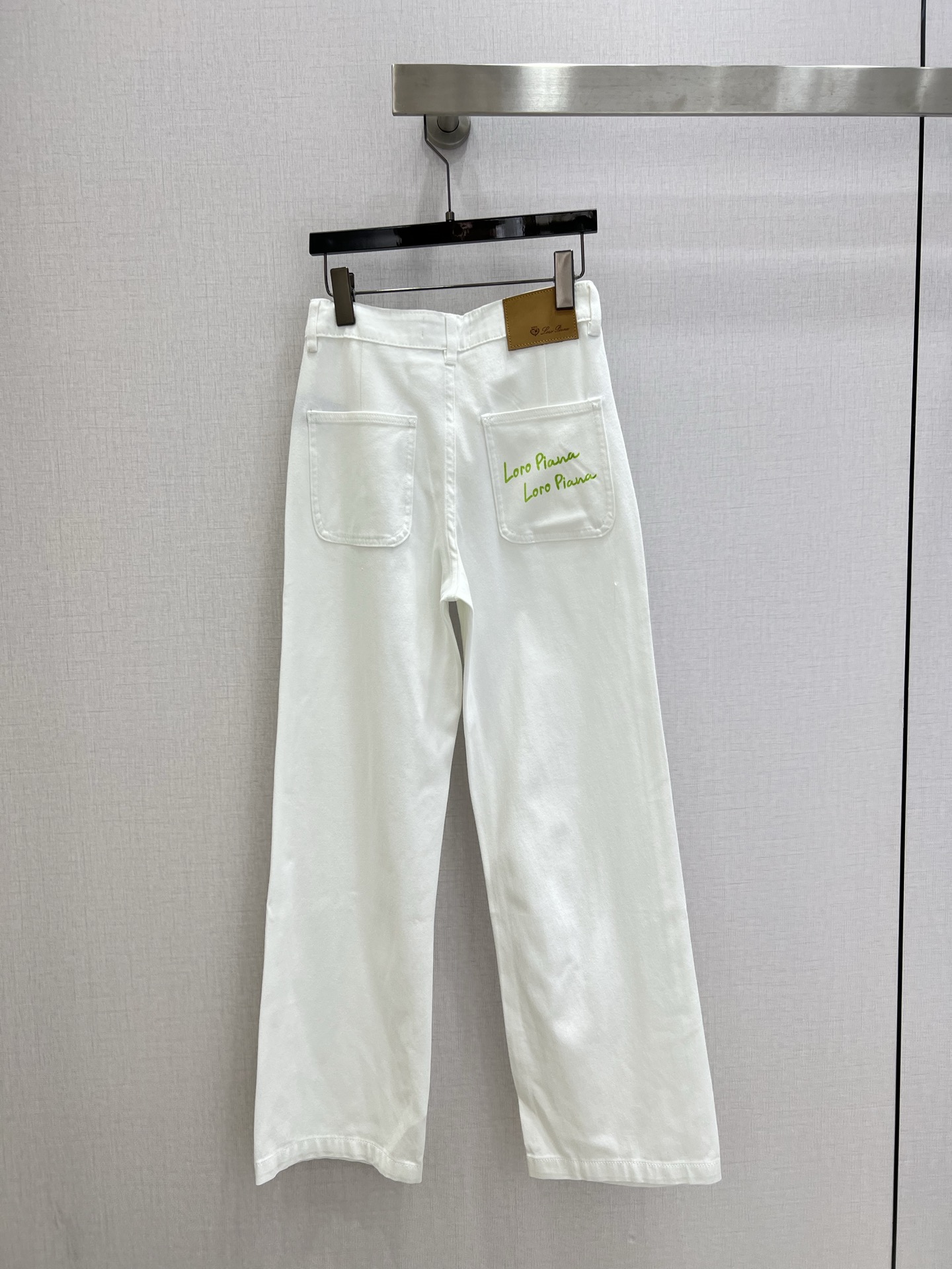 NO:757710,Highly recommended for the early spring of 26. Leather brand printed denim trousers with colorful printed logo letters on the back pocket. The fabric is elastic. The relaxed and loose straight fit is comfortable for the upper body and can also modify the shape of the legs. It visually lengthens the proportion of the legs and makes the legs look straight and thin. The pocket three-dimensional embroidery combines high-end elegance. Two colors. 2627282930 code. High quality ABC,,19860909强烈推荐 26早春新款 皮牌印花牛仔长裤 后袋彩色印花logo字母 面料有弹性 随性松弛的宽松直筒版型 上身舒适同时还能修饰腿型 视觉拉长了腿部比例 显得腿又直又细 口袋立体刺绣高级优雅相结合 两个色 2627282930码 高品质ABC,,,Women's clothing