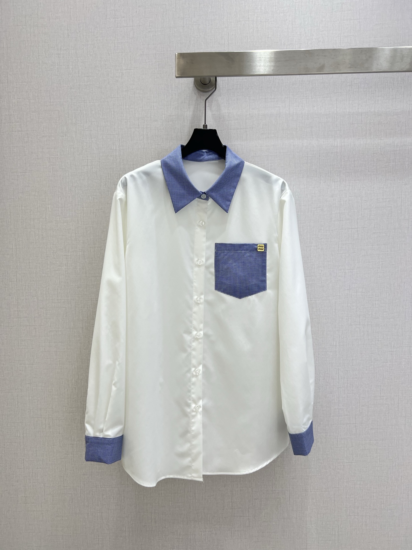 NO:753723,Highly recommended 26 early spring new style spliced plaid lapel shirt. Navy blue & milk white two-color, collar pocket plaid contrasting color splicing shirt, unlocking the miu style early spring layering atmosphere. Classic lapel + plaid splicing, full of retro feeling, modifying the neck line to be more neat. Chest patch pocket + small leather label embellishment, the details are exquisite but not monotonous, adding a sense of layering. The cuffs echo the plaid pattern, the overall coordination and memory points, the control of details is ecstatic  Loose off-shoulder version, not picky about body shape, hides fat and makes you look slimmer, friendly to all body types~ Two colors SML code, high quality ABC,,miumiu,shirts,19860909强烈推荐 26早春新款 拼接格纹翻领衬衫 藏青&奶白双色,领口口袋格纹撞色拼接衬衫,解锁miu系早春叠穿氛围 经典翻领+格纹拼接,复古感拉满,修饰脖颈线条更显利落 胸口贴袋+小皮标点缀,细节精致不单调,增加层次感 袖口同格纹呼应,整体协调又有记忆点,细节控狂喜 宽松落肩版型,不挑身材,藏肉显瘦,对各种身都友好~两个色 SML码 高品质ABC,,miumiu,shirts,,Women's clothing