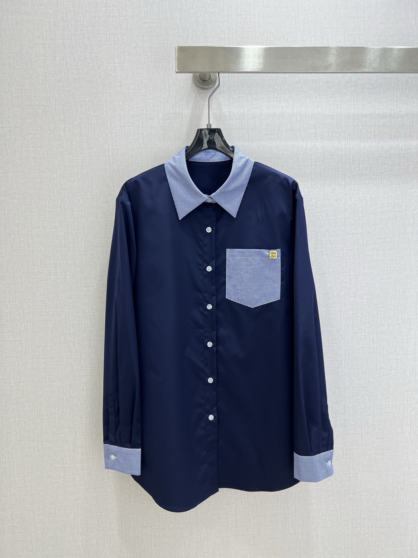 NO:753717,Highly recommended 26 early spring new style spliced plaid lapel shirt. Navy blue & milk white two-color, collar pocket plaid contrasting color splicing shirt, unlocking the miu style early spring layering atmosphere. Classic lapel + plaid splicing, full of retro feeling, modifying the neck line to be more neat. Chest patch pocket + small leather label embellishment, the details are exquisite but not monotonous, adding a sense of layering. The cuffs echo the plaid pattern, the overall coordination and memory points, the control of details is ecstatic  The loose-shouldered version is not picky about your body shape, hides the flesh and makes you look slimmer, and is friendly to all body types~ Two colors SML code, high quality ABC,,miumiu,shirts,19860909强烈推荐 26早春新款 拼接格纹翻领衬衫 藏青&奶白双色,领口口袋格纹撞色拼接衬衫,解锁miu系早春叠穿氛围 经典翻领+格纹拼接,复古感拉满,修饰脖颈线条更显利落 胸口贴袋+小皮标点缀,细节精致不单调,增加层次感 袖口同格纹呼应,整体协调又有记忆点,细节控狂喜 宽松落肩版型,不挑身材,藏肉显瘦,对各种身型都友好~两个色 SML码 高品质ABC,,miumiu,shirts,,Women's clothing