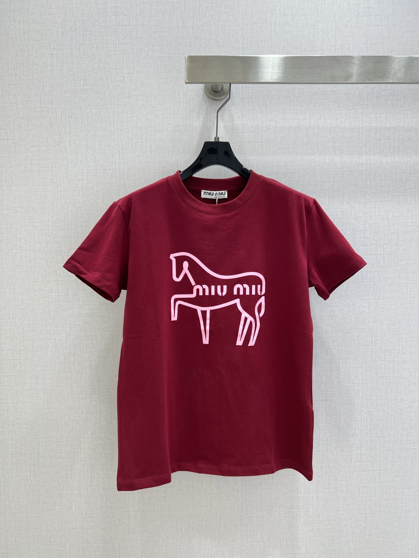 NO:757723,Highly recommended 26 early spring new line horse print short-sleeved T-shirt; made of cotton fabric with soft and delicate texture; custom-made washed wheat accessories. The fit is comfortable and good-looking!  Two colors SML code high quality ABC,,T-shirt,tees,t-shirt,19860909强烈推荐 26早春新款 线条马印花短袖T恤；采用棉面料质感柔软细腻；定制洗水麦辅料齐.版型合身上身效果舒适好看！两个色 SML码 高品质ABC,,T-shirt,tees，t-shirt,,Women's clothing