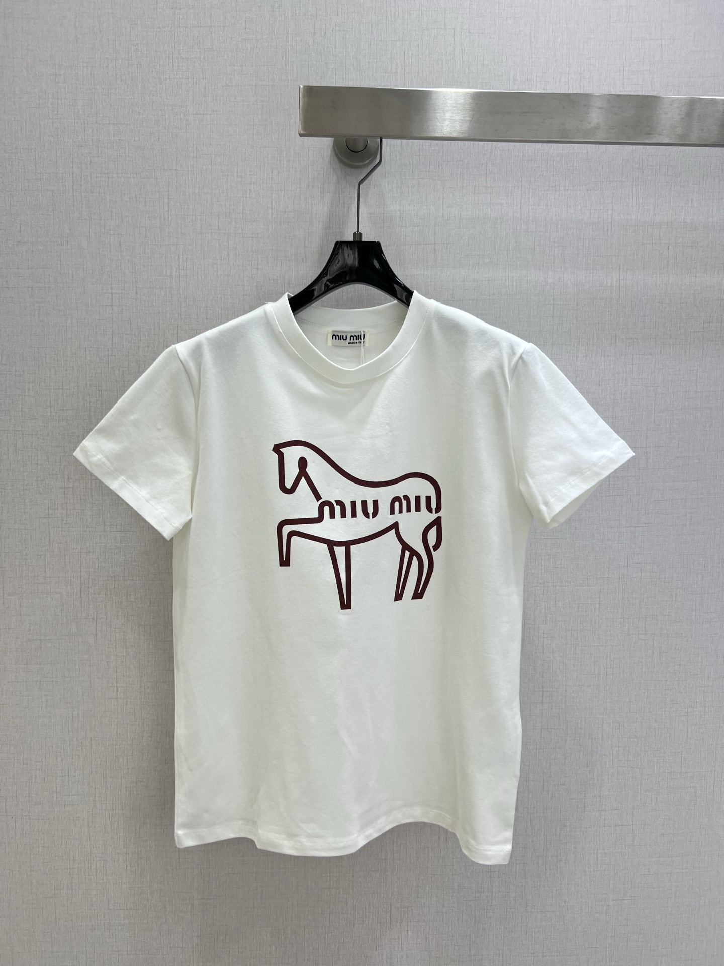 NO:757738,Highly recommended 26 early spring new line horse print short-sleeved T-shirt; made of cotton fabric with soft and delicate texture; custom-made washed wheat accessories. The fit is comfortable and good-looking!  Two colors SML code high quality ABC,,T-shirt,tees,t-shirt,19860909强烈推荐 26早春新款 线条马印花短袖T恤；采用棉面料质感柔软细腻；定制洗水麦辅料齐.版型合身上身效果舒适好看！两个色 SML码 高品质ABC,,T-shirt,tees，t-shirt,,Women's clothing