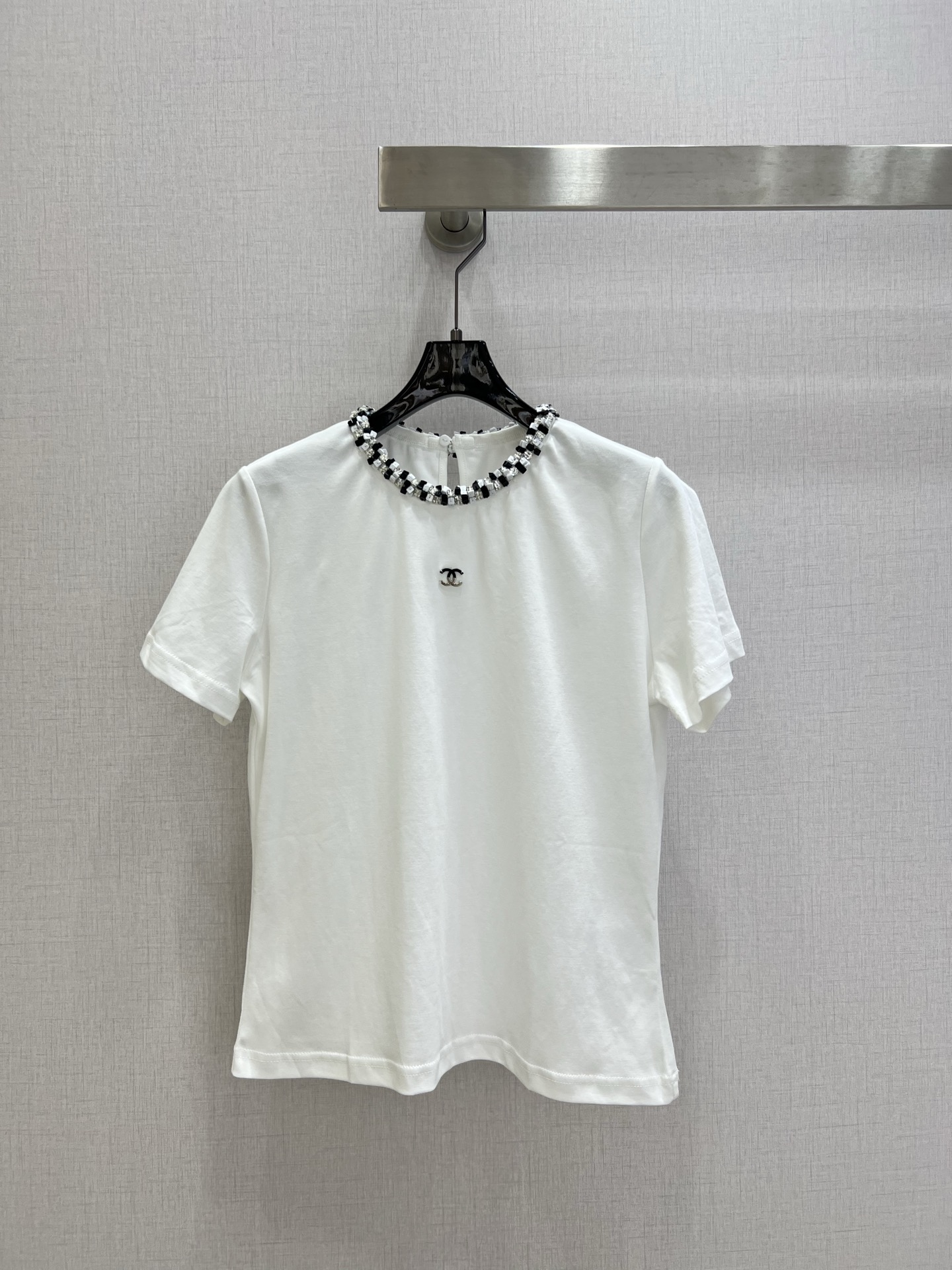 NO:757752,Highly recommended for early spring 26. Short-sleeved T-shirt with studded collar. This short-sleeved T-shirt with studded collar is made of cotton fabric. The upper body is skin-friendly and breathable. It has different studded designs on the collar. The classic Xiaoxiang logo gradient stitching logo on the chest. The new Chinese style hollow on the back. The small version is more close-fitting. Two colors SML code. High quality ABC, T-shirt, tees, t-shirt,19860909强烈推荐 26早春新款 领口钉钻短袖T恤 此款领口钉钻短袖T恤采用棉质面料上身亲肤透气,领口不同的钉钻设计,胸前经典的小香徽标渐变拼接logo 背后新中式镂空,小版型更贴身 两个色 SML码 高品质ABC,,T-shirt,tees，t-shirt,,Women's clothing