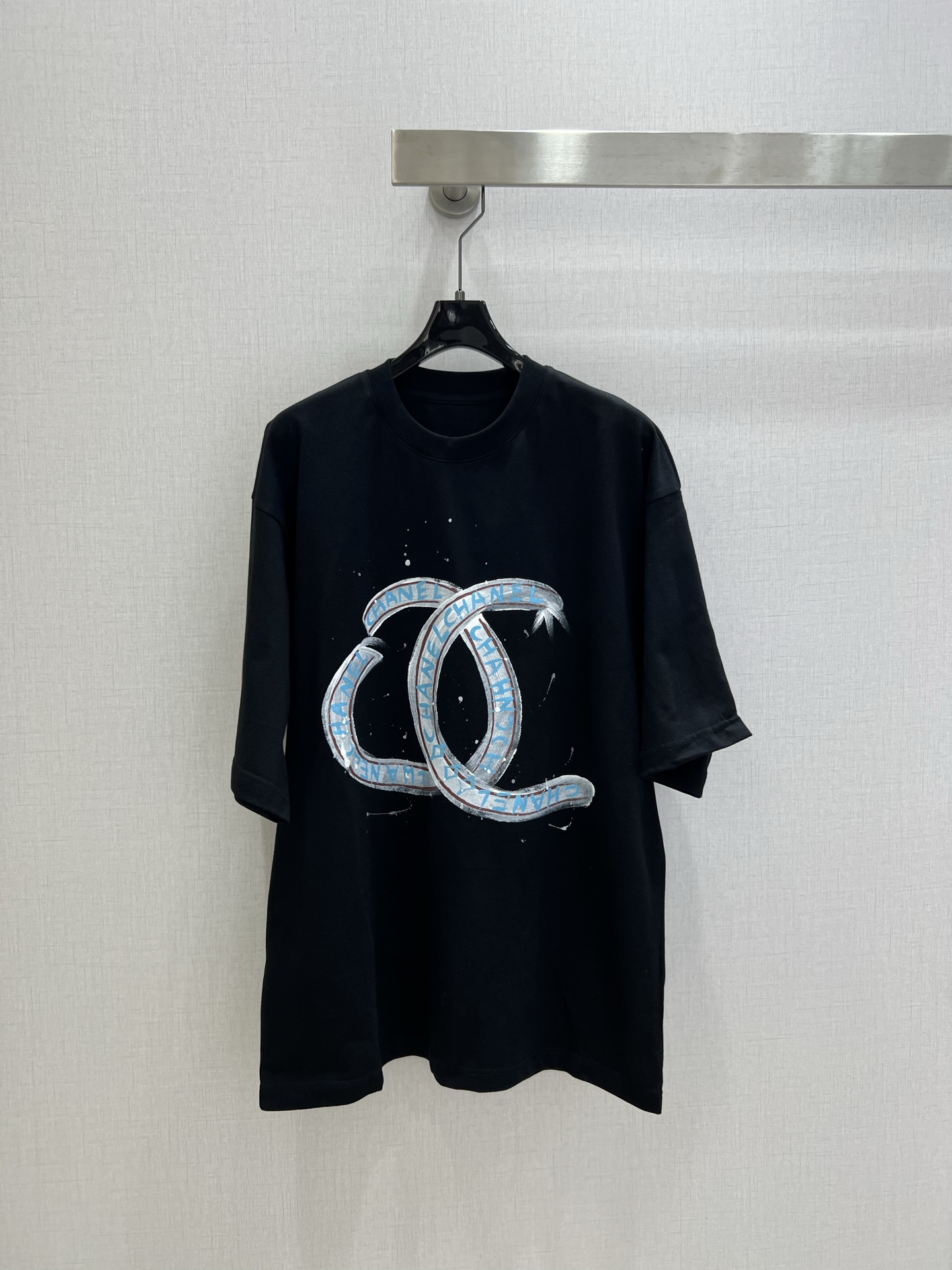 NO:757759,Highly recommended 26 early spring new style large printed short-sleeved T-shirt, exclusive design colorful double C letter hand-painted loose short-sleeved T-shirt, loose fit for men and women, pure cotton fabric, colorful hand-painted letters on the chest with a childlike feel and super design!  Can be paired with jeans or sweatpants, super versatile!  One color SML code high quality ABC,,jeans,T-shirt,tees,t-shirt,19860909强烈推荐 26早春新款 印花大板型短袖T恤,独家设计款彩色双c字母手绘宽松短袖T恤,宽松版型男女同款,纯棉面料,胸前字母彩色手绘带点童趣感超有设计感！可搭配牛仔裤或运动裤,超百搭的一款！一个色 SML码 高品质ABC,,jeans,T-shirt,tees，t-shirt,,Women's clothing