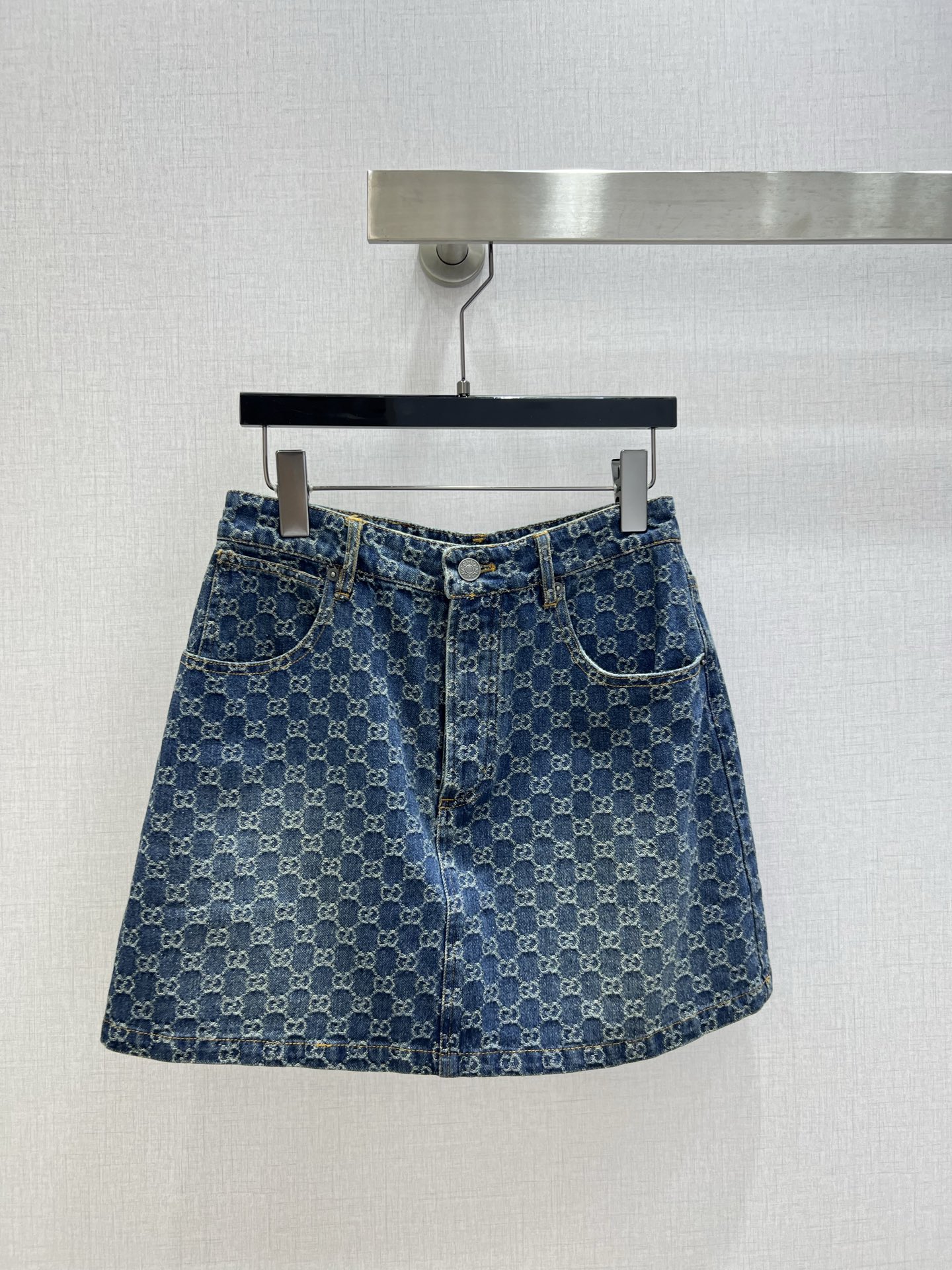 NO:757666,Highly recommended 26 early spring new style jacquard denim skirt with belt 25 high version series ~ super fashionable new denim denim, unique color tones, cool and sassy upper body, fine texture, natural cotton feel, both muscular and soft, super beautiful!  The details and workmanship are super good, new products are in stock, one color SMLXL code, high quality ABC, skirts,19860909强烈推荐 26早春新款 提花牛仔半裙 配腰带25 高版系列出品~超时髦新款丹宁牛仔 个性色调上身又酷又飒爽 纹理细腻,棉感自然,既有筋骨感又不失柔软,超级漂亮！细节做工超级好,新品现货开抢 一个色 SMLXL码 高品质ABC,,skirts,,Women's clothing