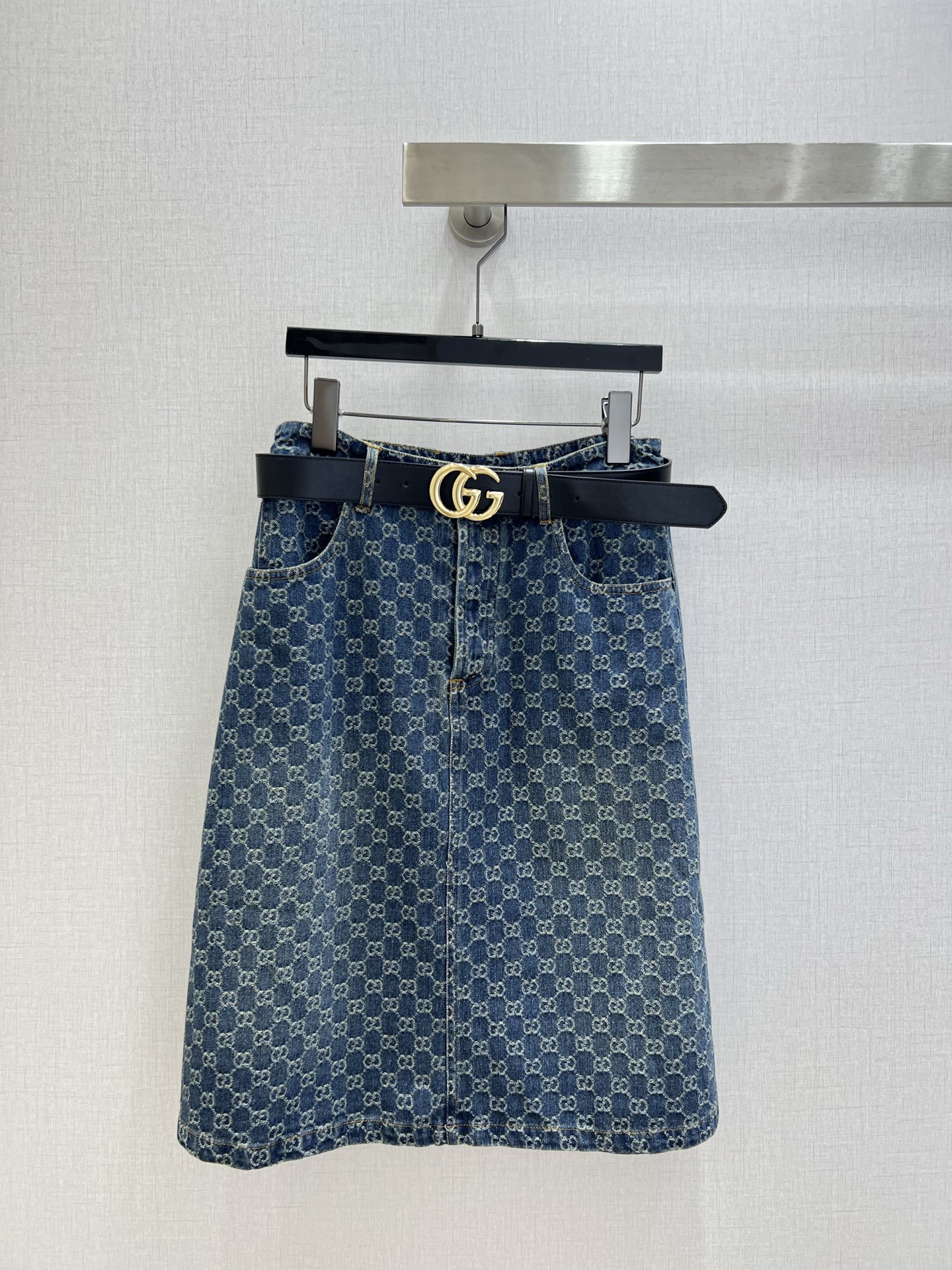 NO:757721,Highly recommended for the early spring of 26, the new jacquard denim belt long skirt is produced in the high-end series ~ super fashionable new denim denim. The upper body is cool and sassy with a unique color tone. The texture is fine, the cotton feels natural, it has a muscular feel yet is soft, super beautiful!  The details and workmanship are super good, new products are in stock, one color SMLXL code, high quality ABC, skirts,19860909强烈推荐 26早春新款 提花牛仔腰带长半裙 高版系列出品~超时髦新款丹宁牛仔 个性色调上身又酷又飒爽 纹理细腻,棉感自然,既有筋骨感又不失柔软,超级漂亮！细节做工超级好,新品现货开抢 一个色 SMLXL码 高品质ABC,,skirts,,Women's clothing