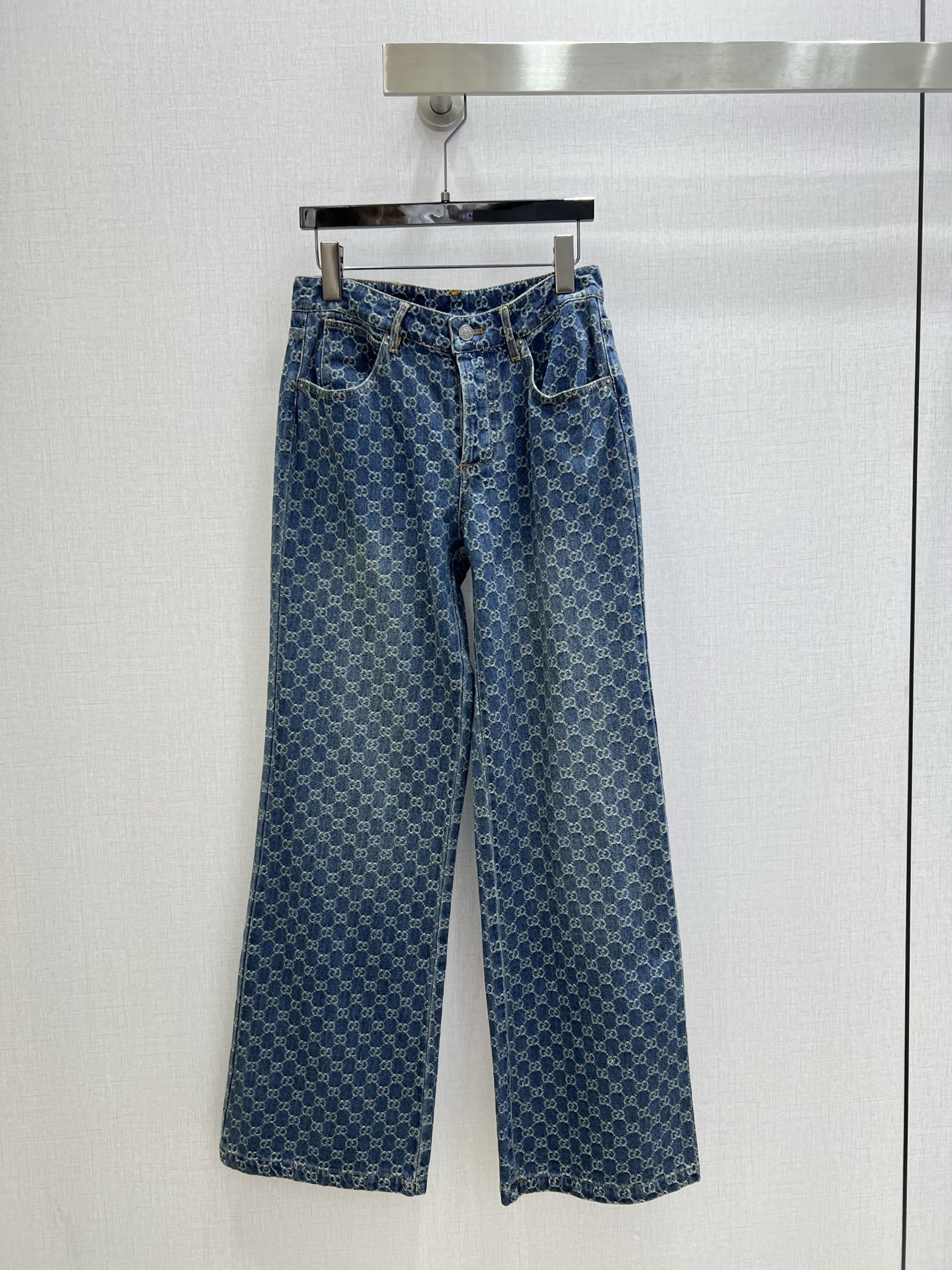 NO:757696,Highly recommended 26 early spring new style jacquard denim trousers with belt 25 from the high version series ~ super fashionable new denim denim. The upper body is cool and sassy with a unique color tone. The texture is fine, the cotton feels natural, it is muscular yet soft, super beautiful!  The details and workmanship are super good, new products are in stock now, one color SMLXL code, high quality ABC,,19860909强烈推荐 26早春新款 提花牛仔长裤 配腰带25 高版系列出品~超时髦新款丹宁牛仔 个性色调上身又酷又飒爽 纹理细腻,棉感自然,既有筋骨感又不失柔软,超级漂亮！细节做工超级好,新品现货开抢 一个色 SMLXL码 高品质ABC,,,Women's clothing