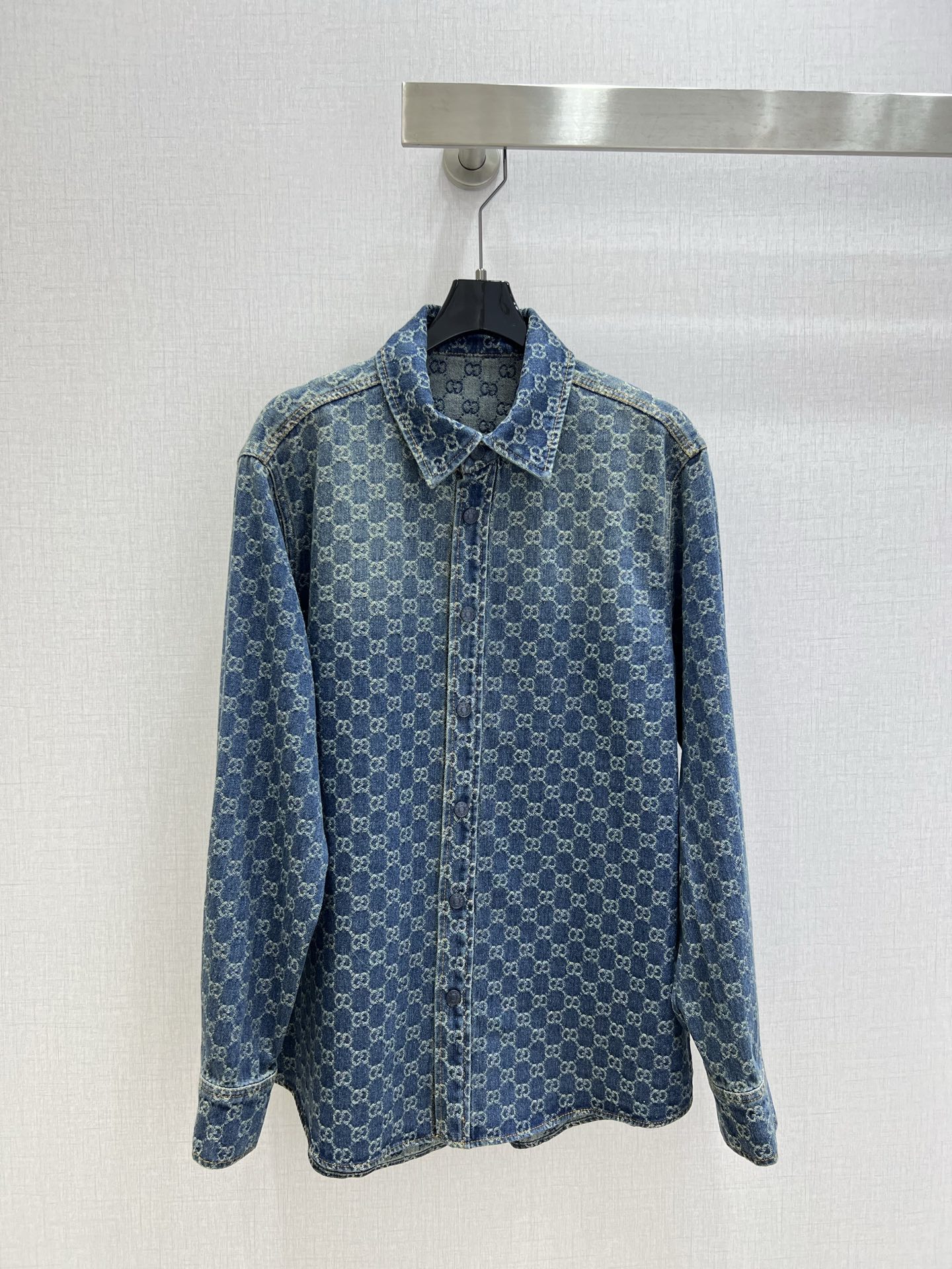 NO:757707,Highly recommended for the early spring of 26, the new jacquard denim shirt jacket is produced in the high-end series ~ super fashionable new denim denim. The upper body is cool and sassy with a unique color tone. The texture is fine, the cotton feels natural, it is muscular yet soft, super beautiful!  The details and workmanship are super good, new products are in stock, one color SMLXL code, high quality ABC, jackets & coats, shirts,19860909强烈推荐 26早春新款 提花牛仔衬衫外套 高版系列出品~超时髦新款丹宁牛仔 个性色调上身又酷又飒爽 纹理细腻,棉感自然,既有筋骨感又不失柔软,超级漂亮！细节做工超级好,新品现货开抢 一个色 SMLXL码 高品质ABC,,jackets & coats,shirts,,Women's clothing