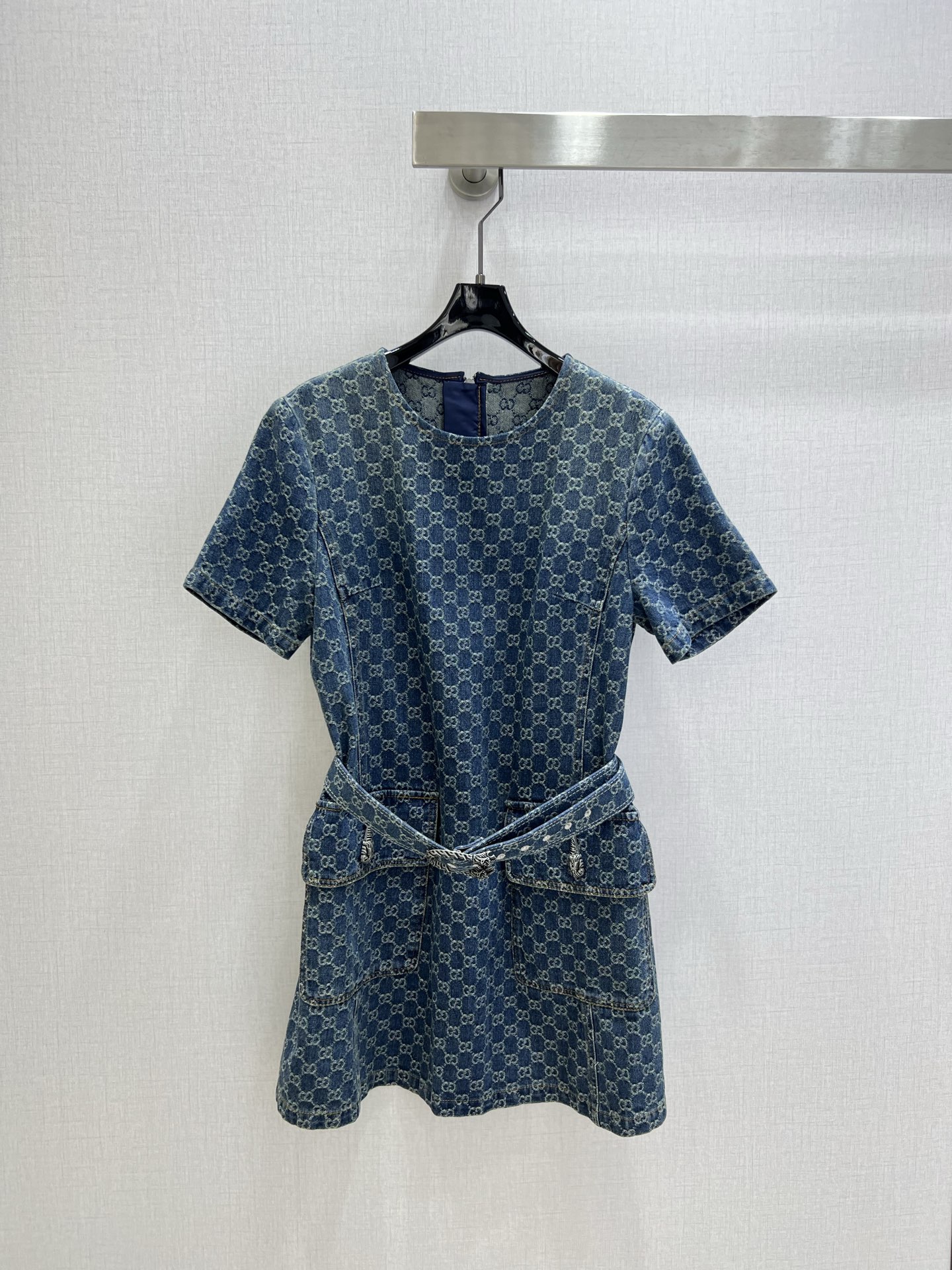 NO:757681,Highly recommended for the early spring of 26, the new jacquard denim short-sleeved dress is produced in the high-end series ~ Super fashionable new denim denim. The upper body is cool and sassy with a unique color tone. The texture is fine, the cotton feels natural, it is muscular yet soft, super beautiful!  The details and workmanship are super good, new products are in stock, one color SMLXL code, high quality ABC, skirts, T-shirts,19860909强烈推荐 26早春新款 提花牛仔短袖连衣裙 高版系列出品~超时髦新款丹宁牛仔 个性色调上身又酷又飒爽 纹理细腻,棉感自然,既有筋骨感又不失柔软,超级漂亮！细节做工超级好,新品现货开抢 一个色 SMLXL码 高品质ABC,,skirts,T-shirt,,Women's clothing