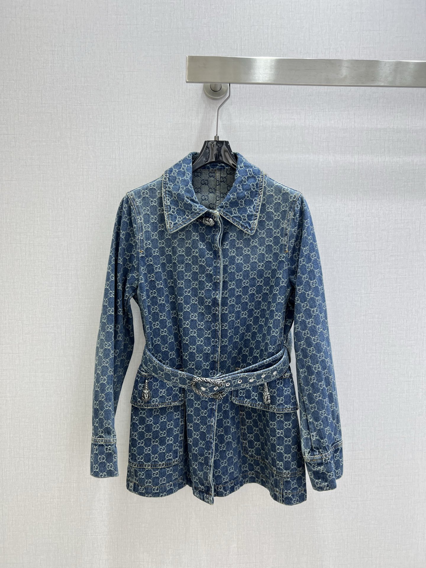 NO:757735,Highly recommended for early spring 26, the new jacquard denim belt long-sleeved jacket is produced in the high-end series ~ Super fashionable new denim denim. The upper body is cool and sassy with a unique color tone. The texture is fine, the cotton feels natural, it is muscular yet soft, super beautiful!  The details and workmanship are super good, new products are in stock, one color SMLXL code, high quality ABC, jackets & coats,19860909强烈推荐 26早春新款 提花牛仔腰带长袖外套 高版系列出品~超时髦新款丹宁牛仔 个性色调上身又酷又飒爽 纹理细腻,棉感自然,既有筋骨感又不失柔软,超级漂亮！细节做工超级好,新品现货开抢 一个色 SMLXL码 高品质ABC,,jackets & coats,,Women's clothing