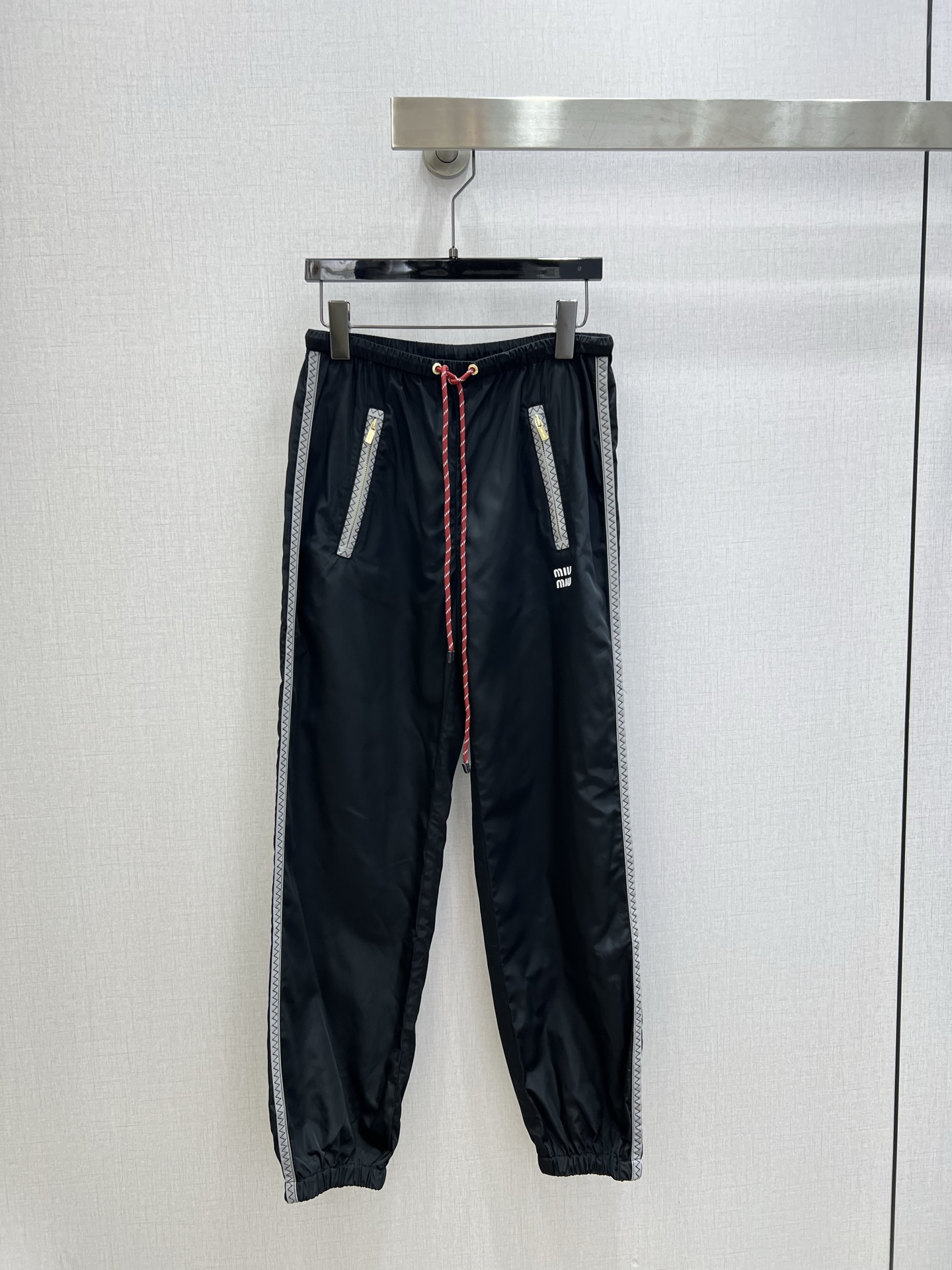 NO:753707,Highly recommended 26 early spring new drawstring zipper pocket trousers. Full series of technical and functional style are shipped. The single product of M family has always been particularly powerful in dressing function. This can be matched with any one to create a taller and slimmer upper body effect, American high street handsome and casual temperament!  Highly recommended for self-retention!  Breathable and silky, single-layer fabric, cool-feeling technical fabric, creating a naked and comfortable feel. The most indispensable one. The quality of workmanship depends on the details. Two colors. SML code. High-quality ABC.19860909强烈推荐 26早春新款 抽绳拉链口袋长裤 科技机能风全系列出货 M家的单品穿搭功能一直是特别强大 这款任意搭配 打造显高显瘦的上身效果,美式高街帅气随性气质！强烈推荐自留款！透气丝滑 单层面料 冰凉感科技面料 打造裸感舒适 最最不可或缺的一款 做工品质看细节 两个色 SML码 高品质ABC,,,Women's clothing