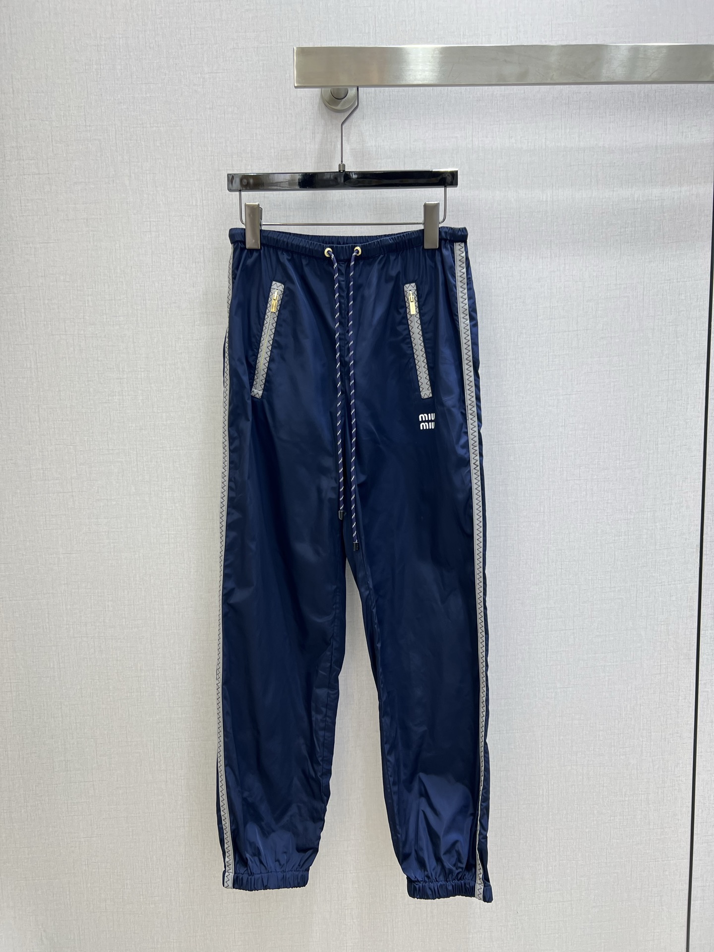 NO:753713,Highly recommended 26 early spring new drawstring zipper pocket trousers. Full series of technical and functional style are shipped. The single product of M family has always been particularly powerful in dressing function. This can be matched with any one to create a taller and slimmer upper body effect, American high street handsome and casual temperament!  Highly recommended for self-retention!  Breathable and silky, single-layer fabric, cool-feeling technical fabric, creating a naked and comfortable feel. The most indispensable one. The quality of workmanship depends on the details. Two colors. SML code. High-quality ABC.19860909强烈推荐 26早春新款 抽绳拉链口袋长裤 科技机能风全系列出货 M家的单品穿搭功能一直是特别强大 这款任意搭配 打造显高显瘦的上身效果,美式高街帅气随性气质！强烈推荐自留款！透气丝滑 单层面料 冰凉感科技面料 打造裸感舒适 最最不可或缺的一款 做工品质看细节 两个色 SML码 高品质ABC,,,Women's clothing